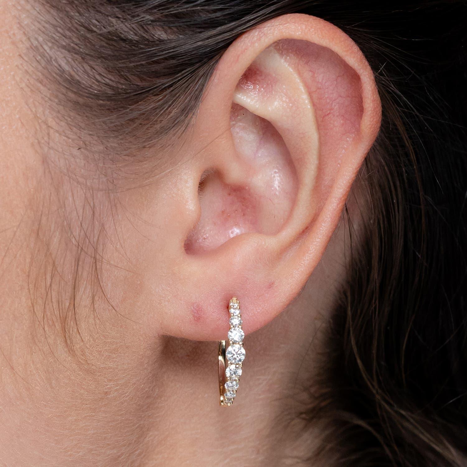 Moderne Angara - Boucles d'oreilles en or massif 14 carats avec diamants gradués et sertis clos en vente