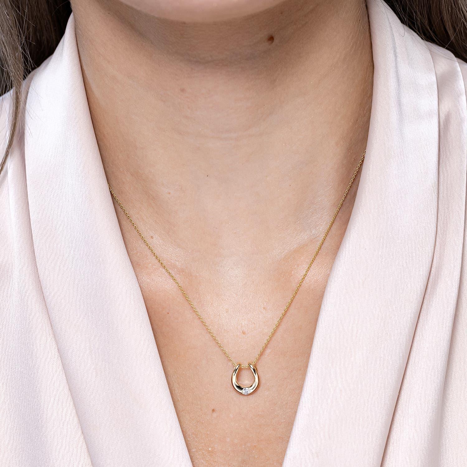 Moderne Pendentif fer à cheval en or massif 14K avec diamants naturels sertis pour femmes Angara en vente