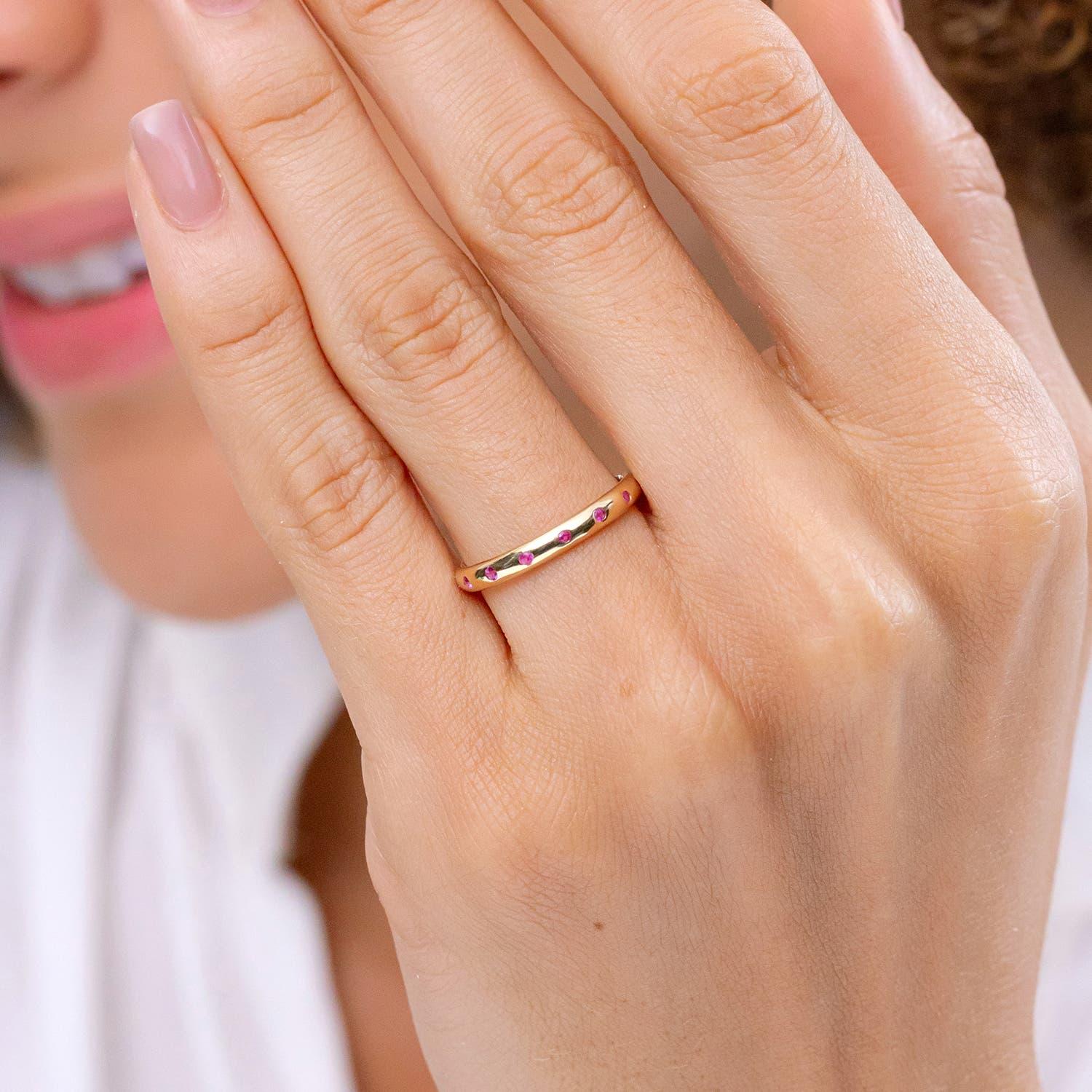 Moderno Anello di eternità con zaffiro rosa rotondo incastonato di Angara, in oro massiccio 14 carati in vendita