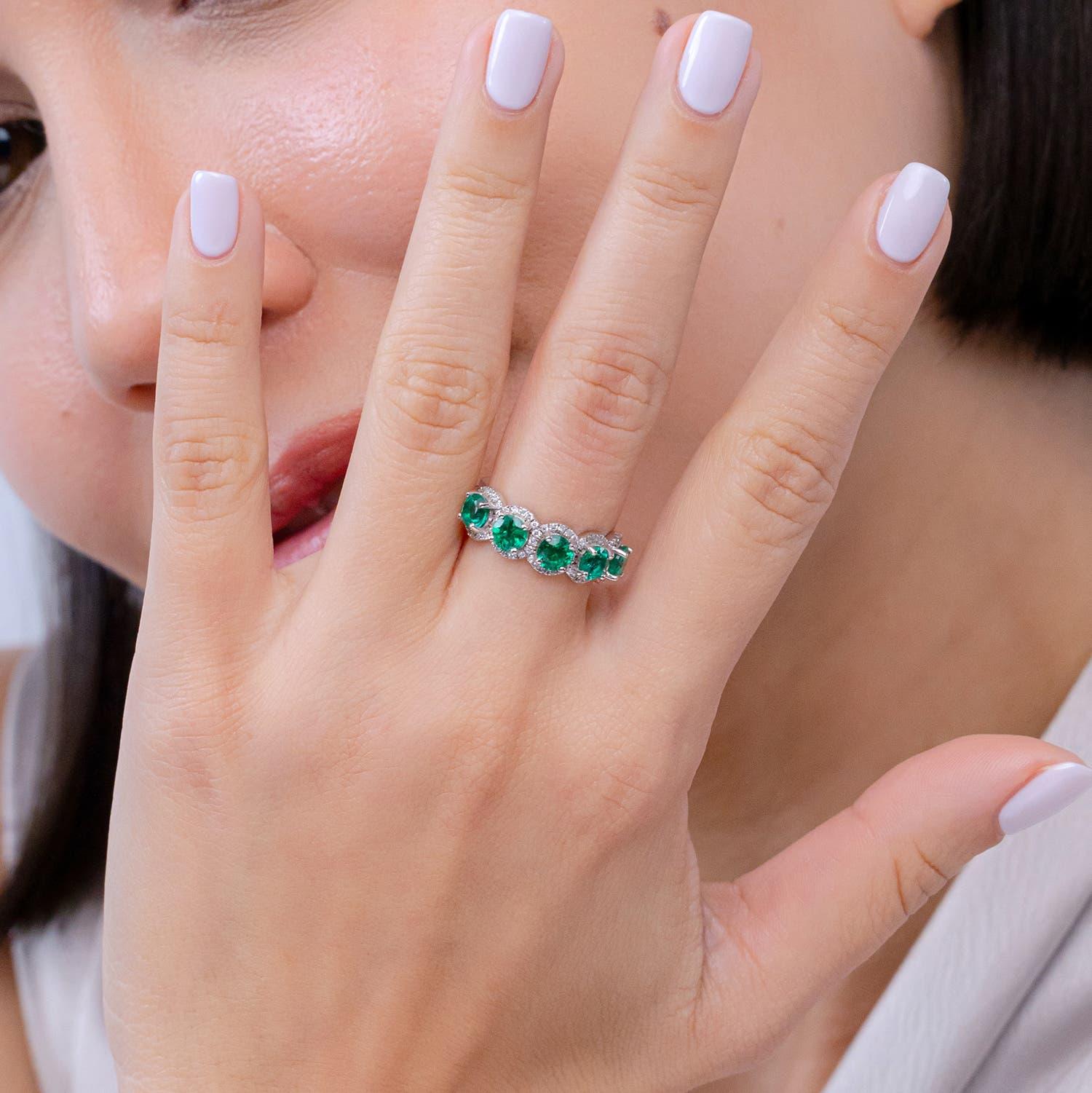 Moderne Bague demi-éternité en or massif 14 carats avec émeraude de 1,75 ct Angara en vente