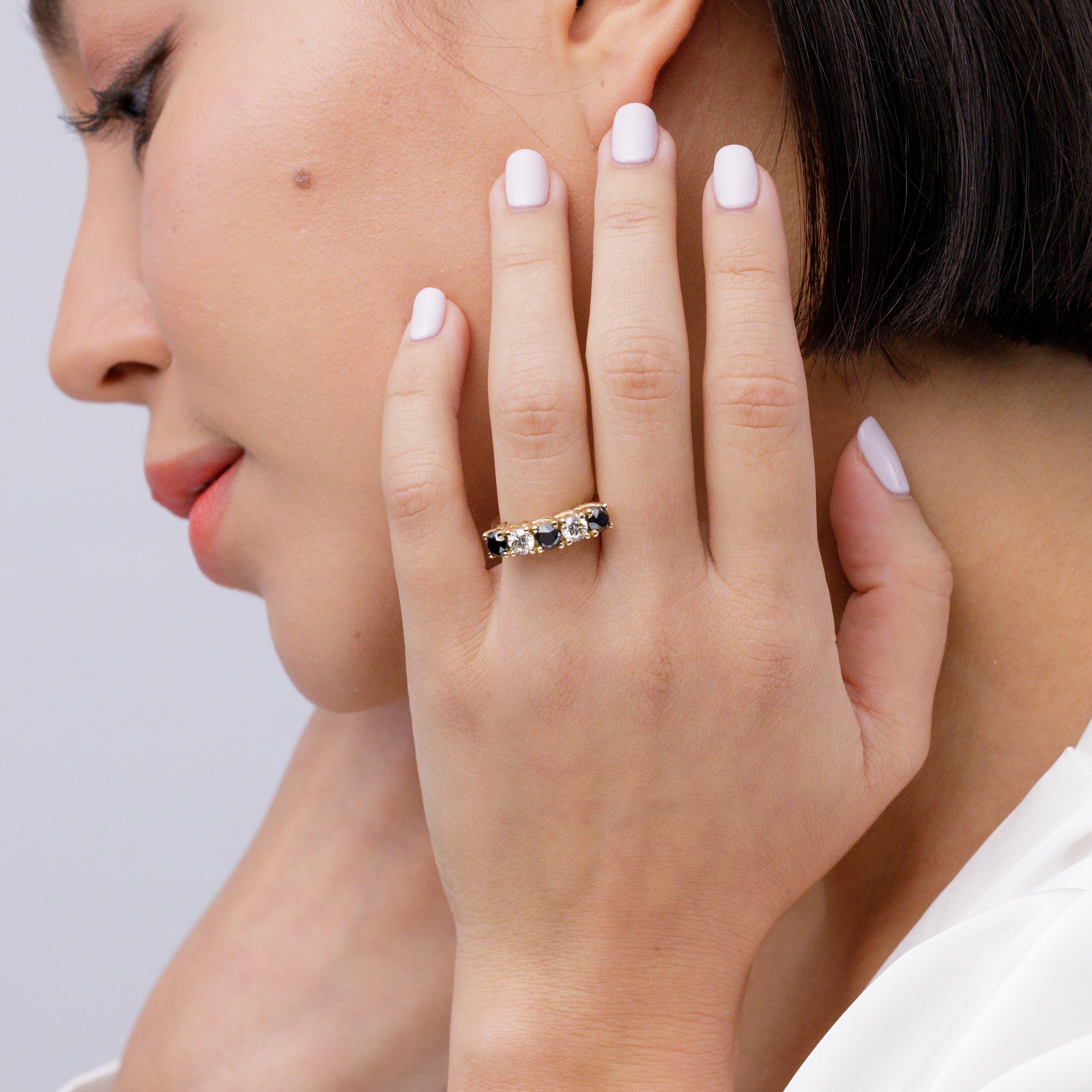 Anillo Angara Natural Media Eternidad Diamante Blanco y Negro en Oro Macizo de 14K Moderno en venta