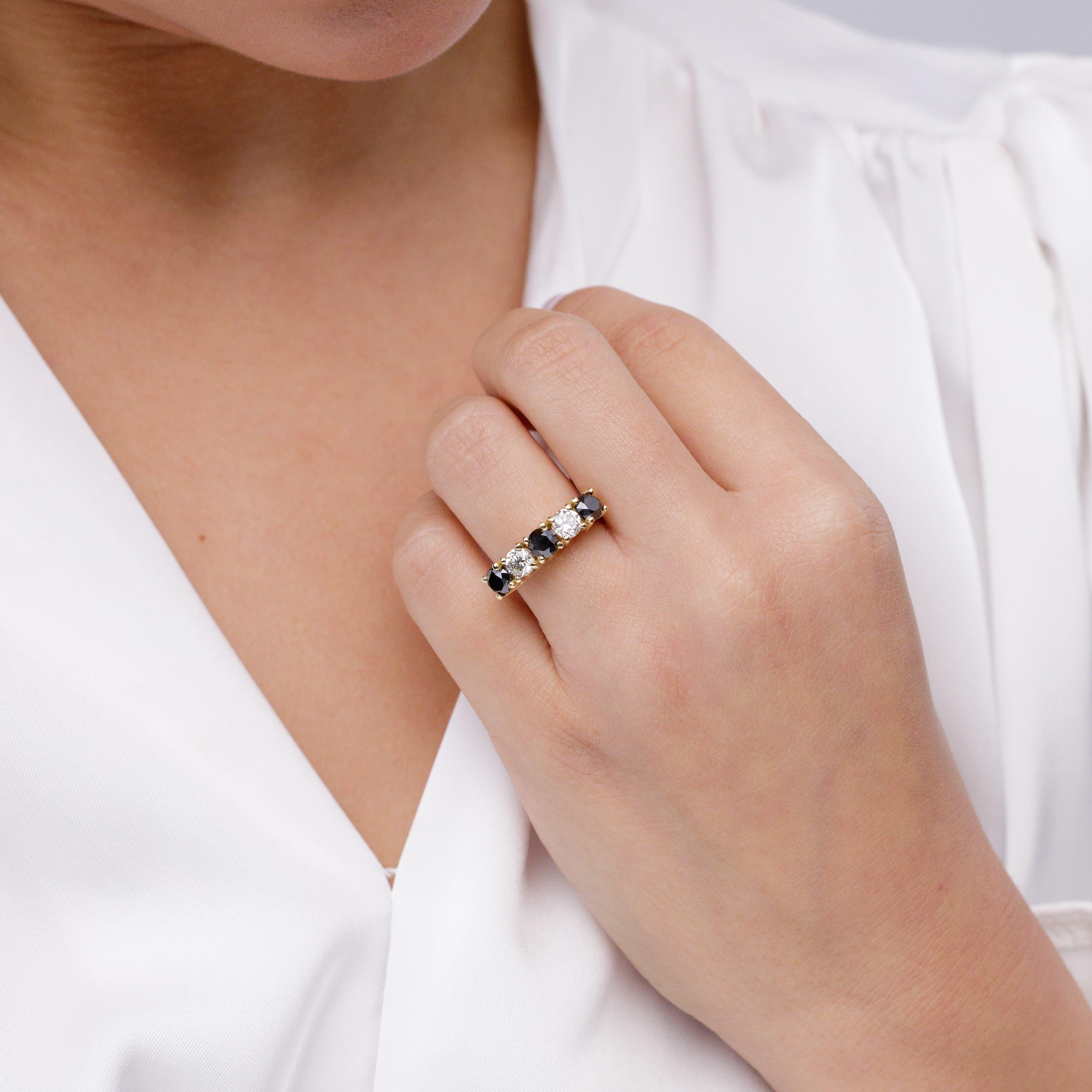 Anillo Angara Natural Media Eternidad Diamante Blanco y Negro en Oro Macizo de 14K Corte redondo en venta