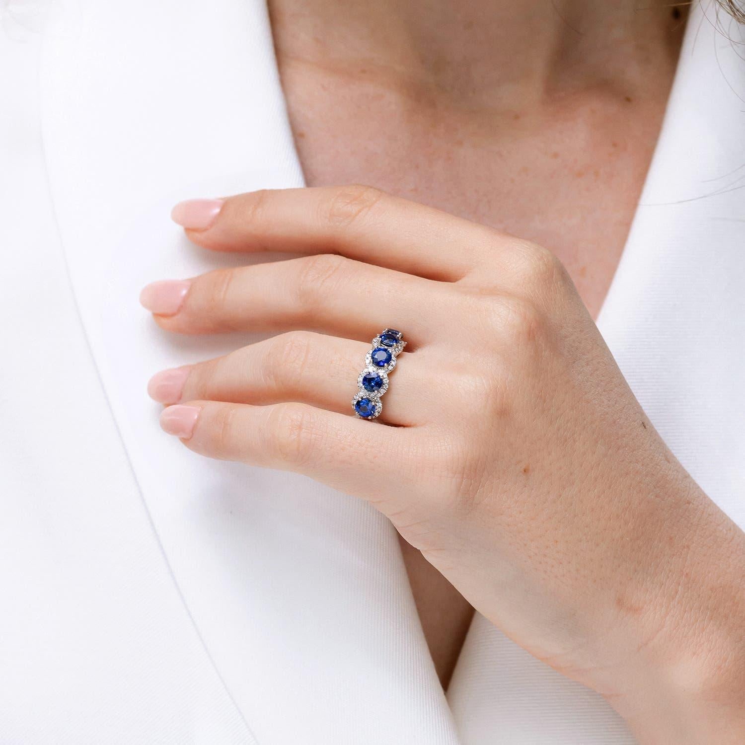 Moderno Anello aureola con zaffiro naturale a cinque pietre di Angara in oro massiccio 14K in vendita
