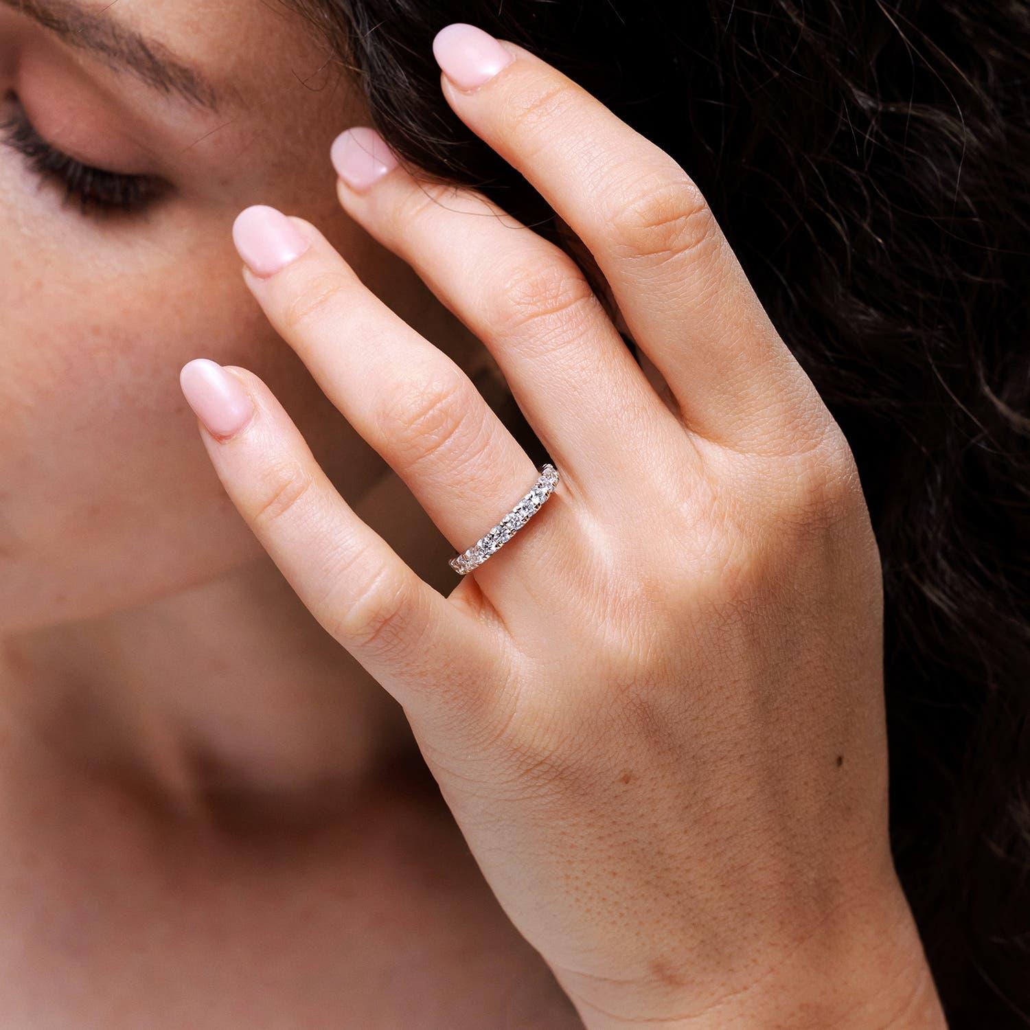 Angara Natürliche halbe Ewigkeit Runde Diamant Ehering in 14K Solid Gold (Moderne) im Angebot