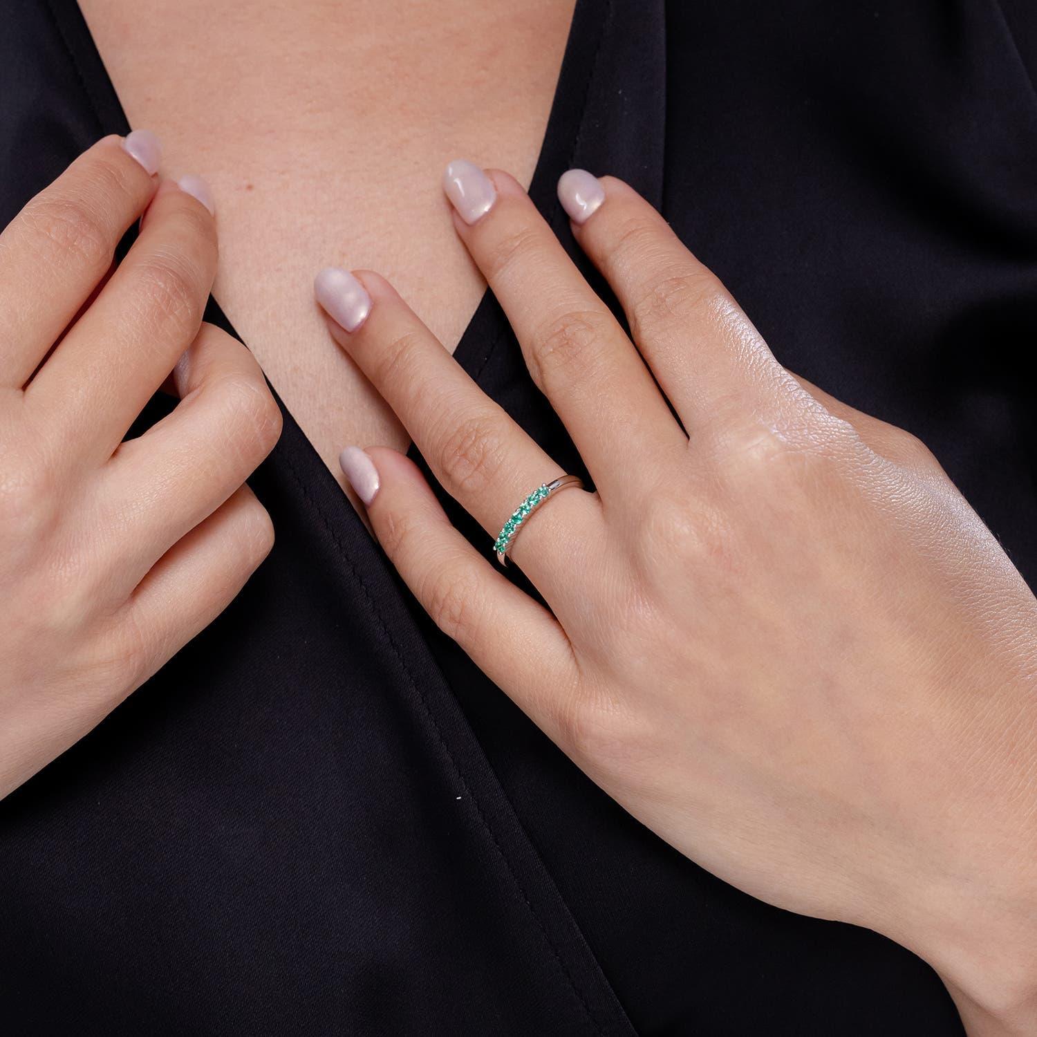 Moderne Anneau de mariage demi-éternité en or massif 14 carats avec sept pierres en émeraude naturelle Angara en vente