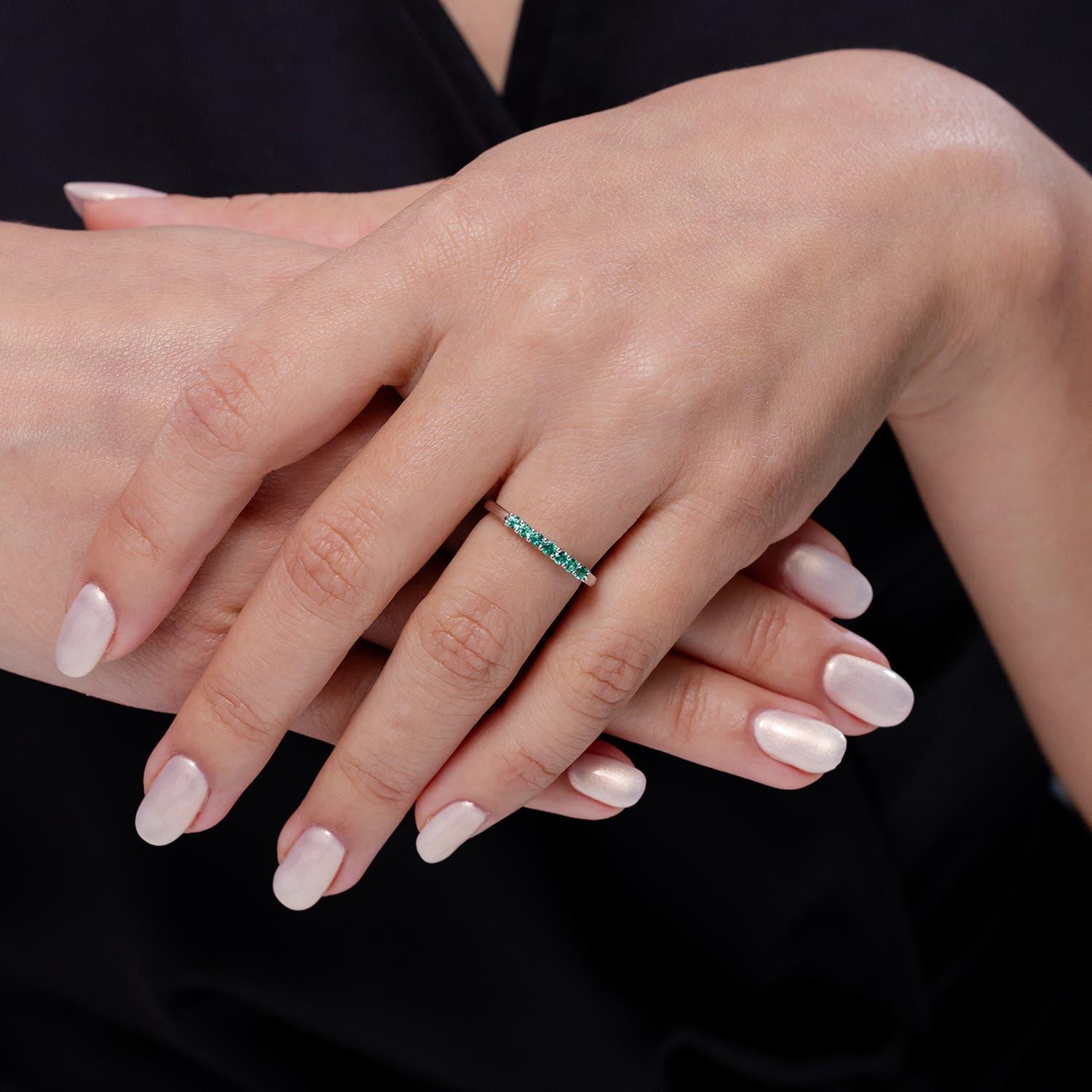 Taille ronde Anneau de mariage demi-éternité en or massif 14 carats avec sept pierres en émeraude naturelle Angara en vente