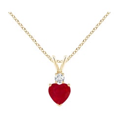 ANGARA Ciondolo a forma di cuore in oro giallo con orecchio di rubino da 0,55 ct.