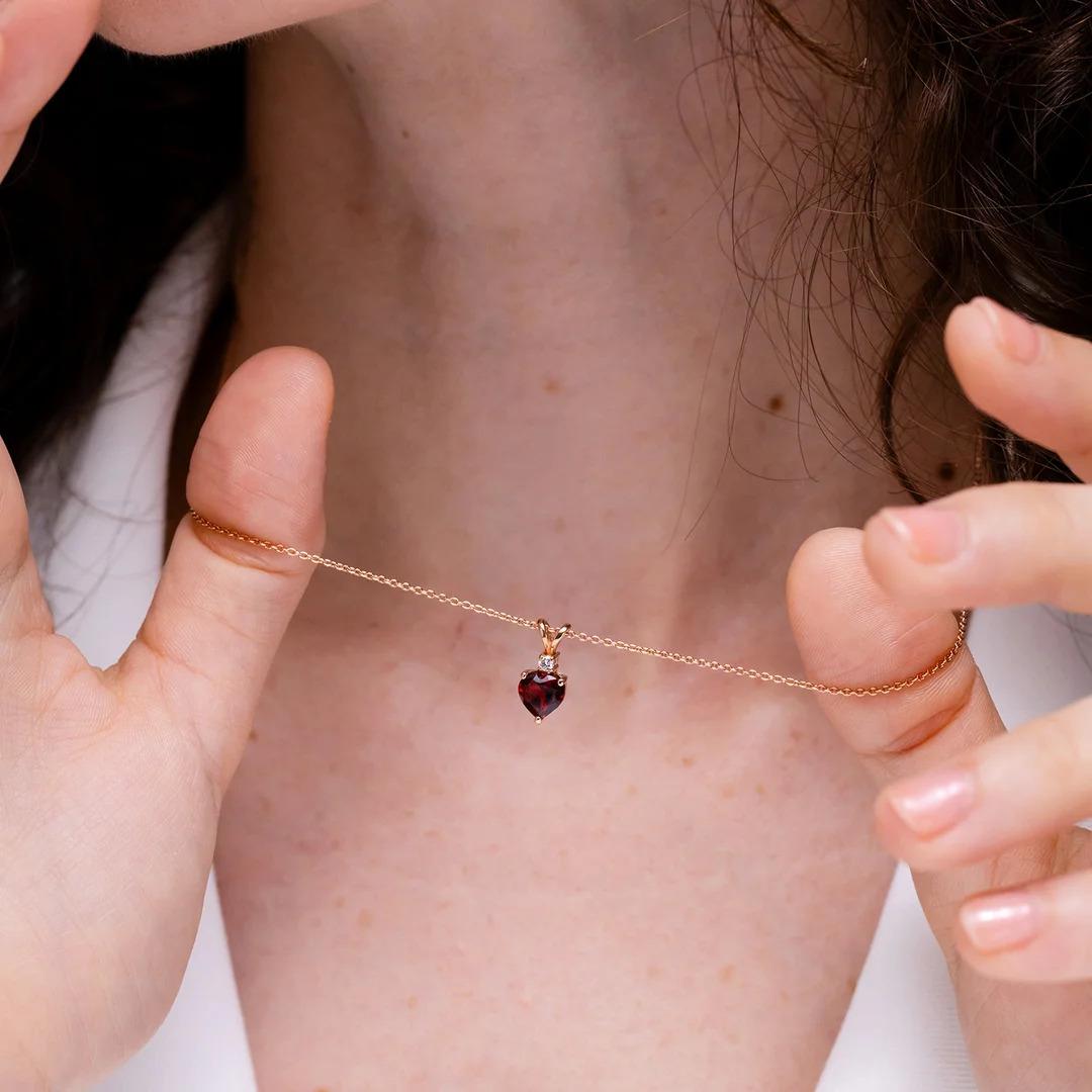 Natürlicher herzförmiger 0,90 Karat Granat-Anhänger mit Diamant in 14 Karat Roségold (Moderne) im Angebot