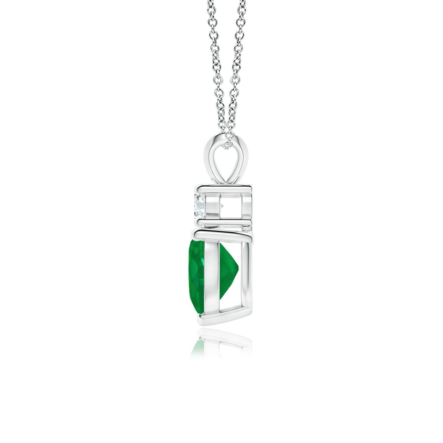 Questo ciondolo a forma di cuore con smeraldo in platino è un bellissimo simbolo d'amore. Il gioiello verde lussureggiante è sormontato da un diamante rotondo scintillante e collegato a una balla a orecchio di coniglio.
Lo smeraldo è la pietra