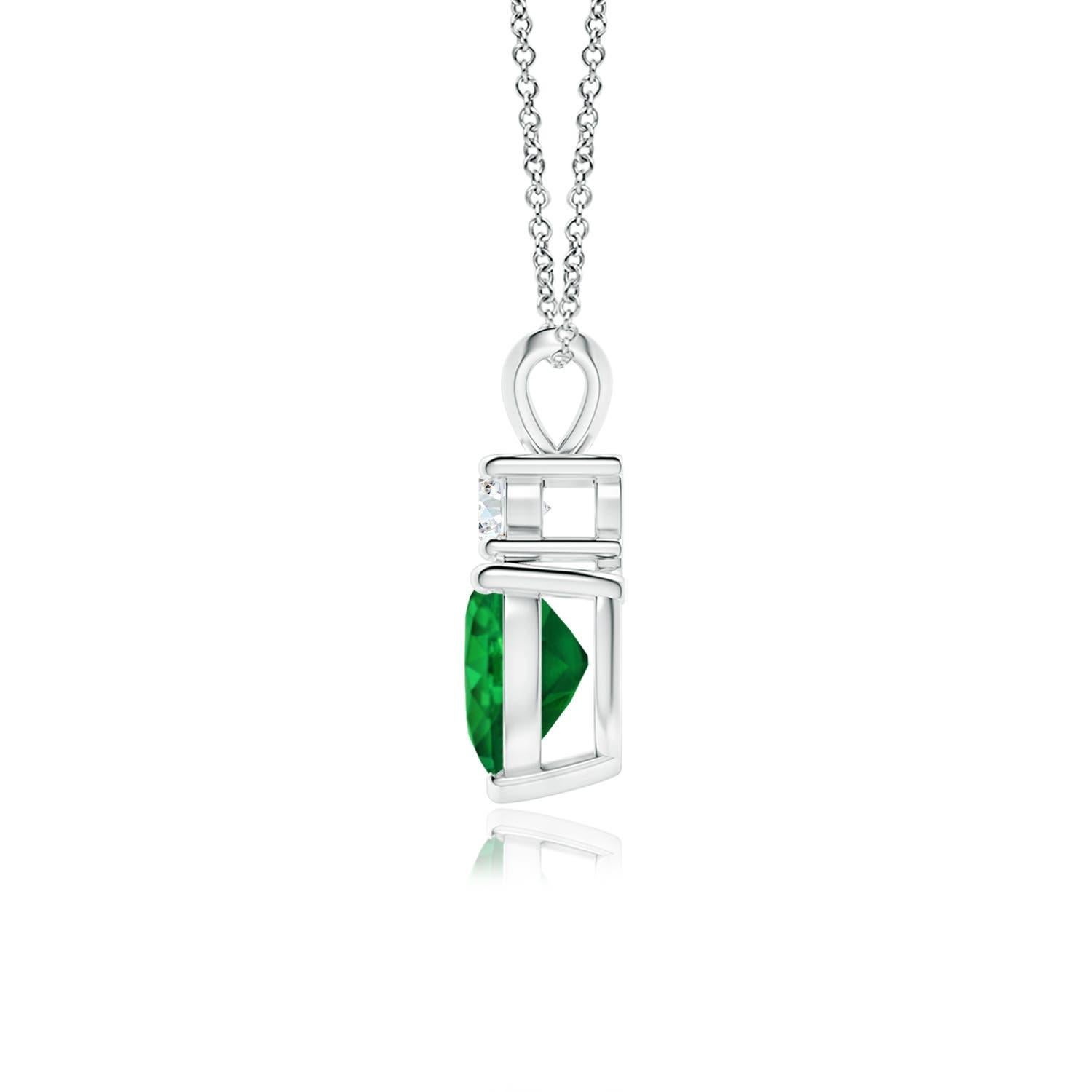 Dieser herzförmige Smaragd-Anhänger aus Platin ist ein wunderschönes Symbol der Liebe. Das sattgrüne Schmuckstück wird von einem funkelnden runden Diamanten gekrönt und ist mit einem Kaninchenohrbündel verbunden.
Der Smaragd ist der Geburtsstein des