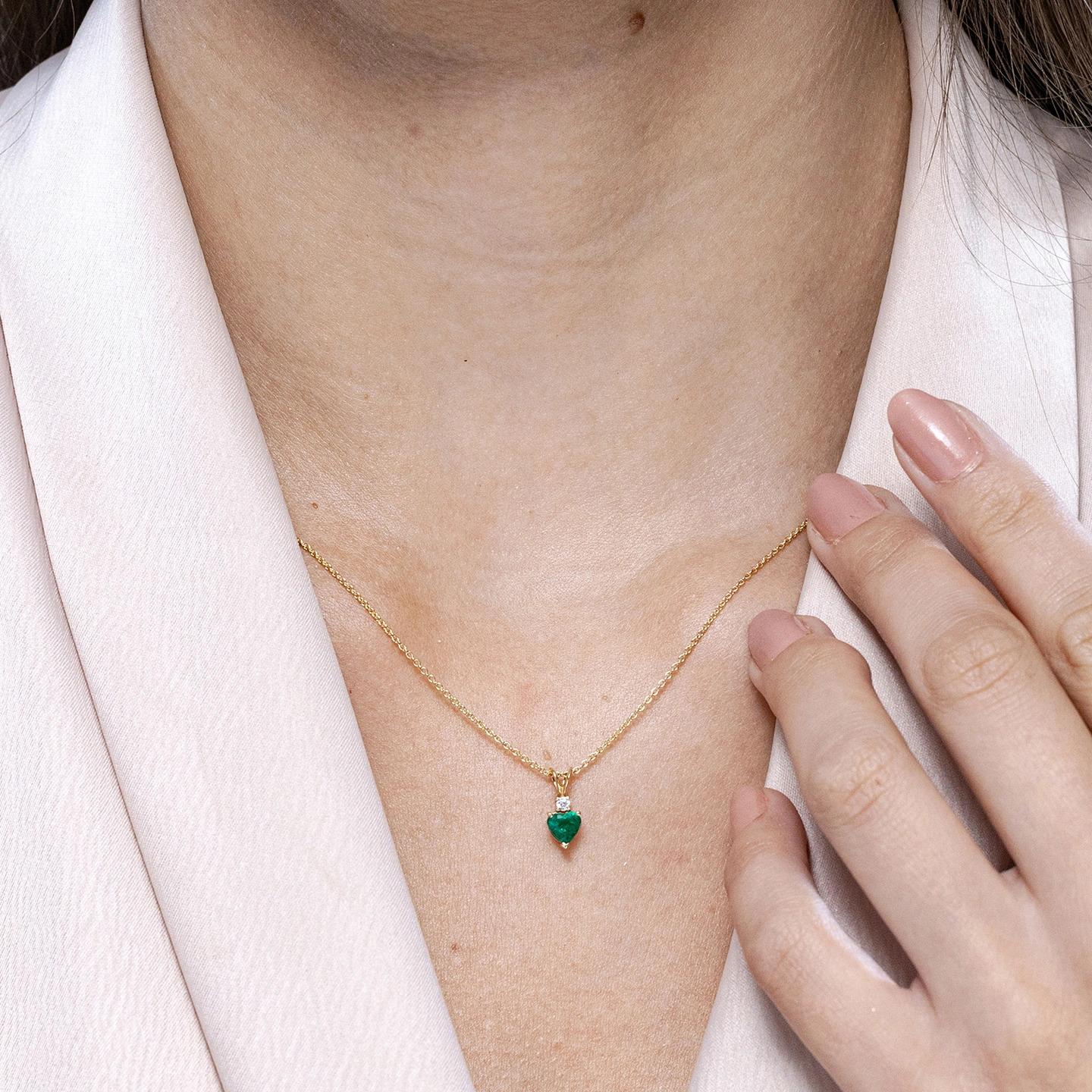 Angara Natürlicher herzförmiger 1,2 ct Smaragd mit Diamant-Anhänger aus Platin (Moderne) im Angebot
