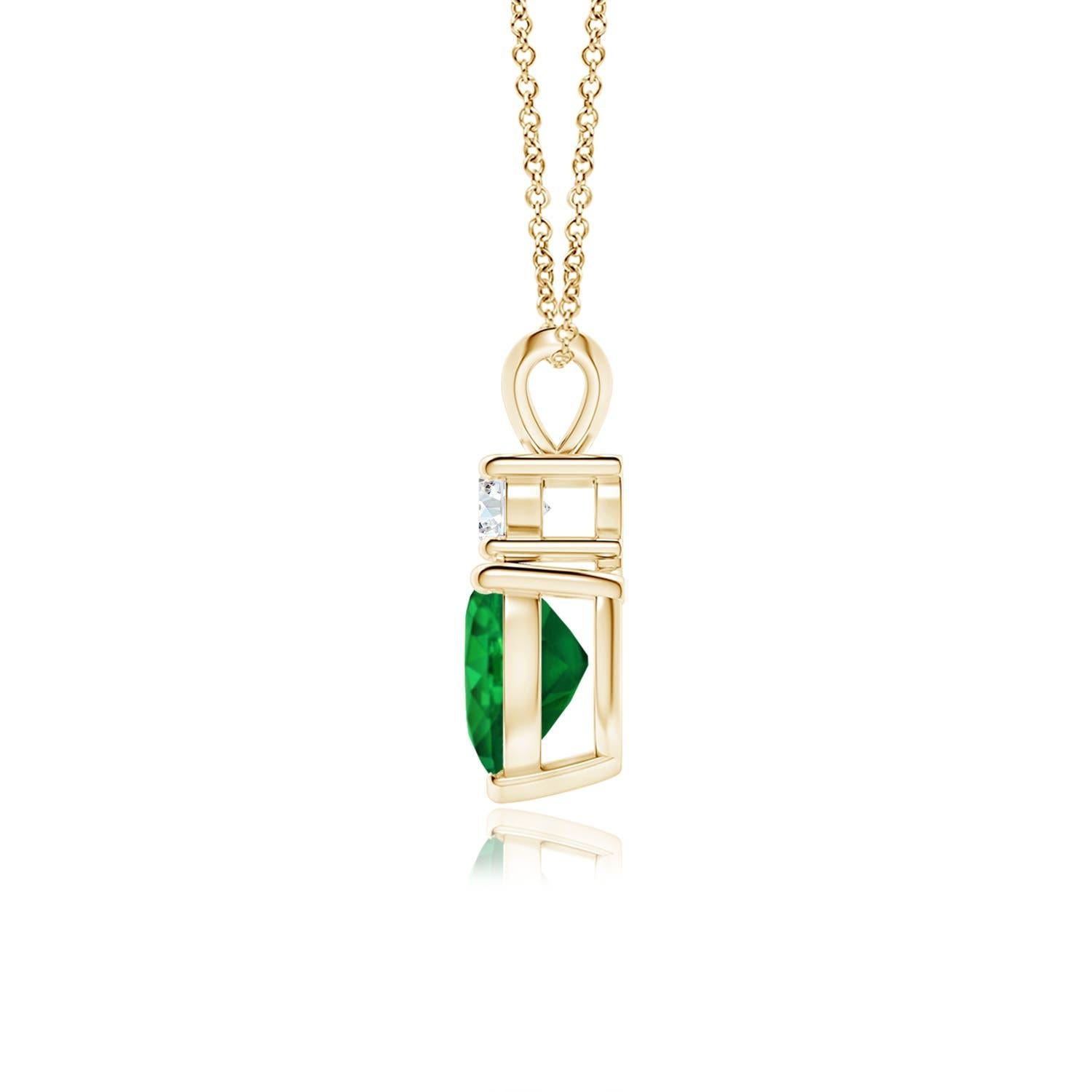 Questo ciondolo a forma di cuore con smeraldo in oro giallo 14k è un bellissimo simbolo d'amore. Il gioiello verde lussureggiante è sormontato da un diamante rotondo scintillante e collegato a una balla a orecchio di coniglio.
Lo smeraldo è la