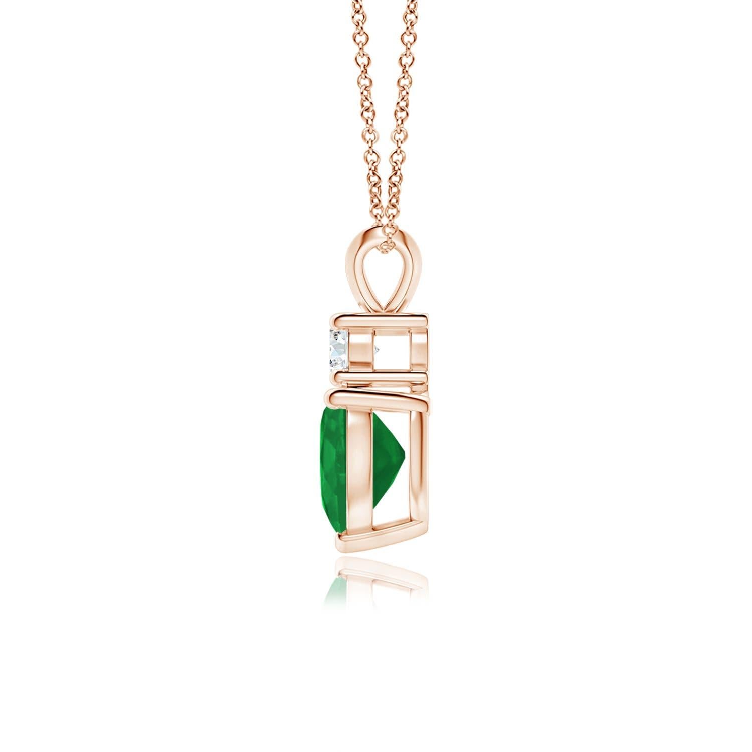 Questo ciondolo a forma di cuore con smeraldo in oro rosa 14k è un bellissimo simbolo d'amore. Il gioiello verde lussureggiante è sormontato da uno scintillante diamante rotondo e collegato a una balla a orecchio di coniglio.
Lo smeraldo è la pietra