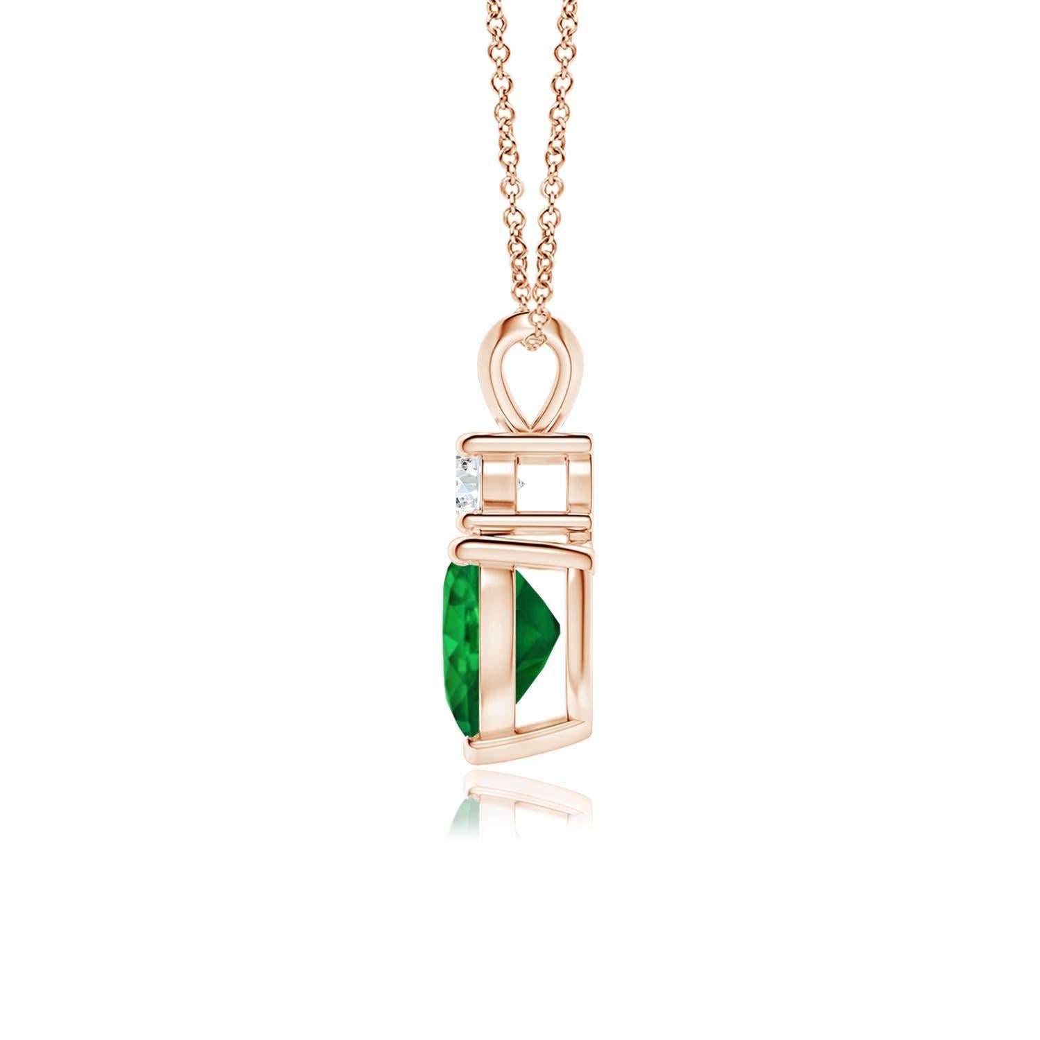 Questo ciondolo a forma di cuore con smeraldo in oro rosa 14k è un bellissimo simbolo d'amore. Il gioiello verde lussureggiante è sormontato da uno scintillante diamante rotondo e collegato a una balla a orecchio di coniglio.
Lo smeraldo è la pietra