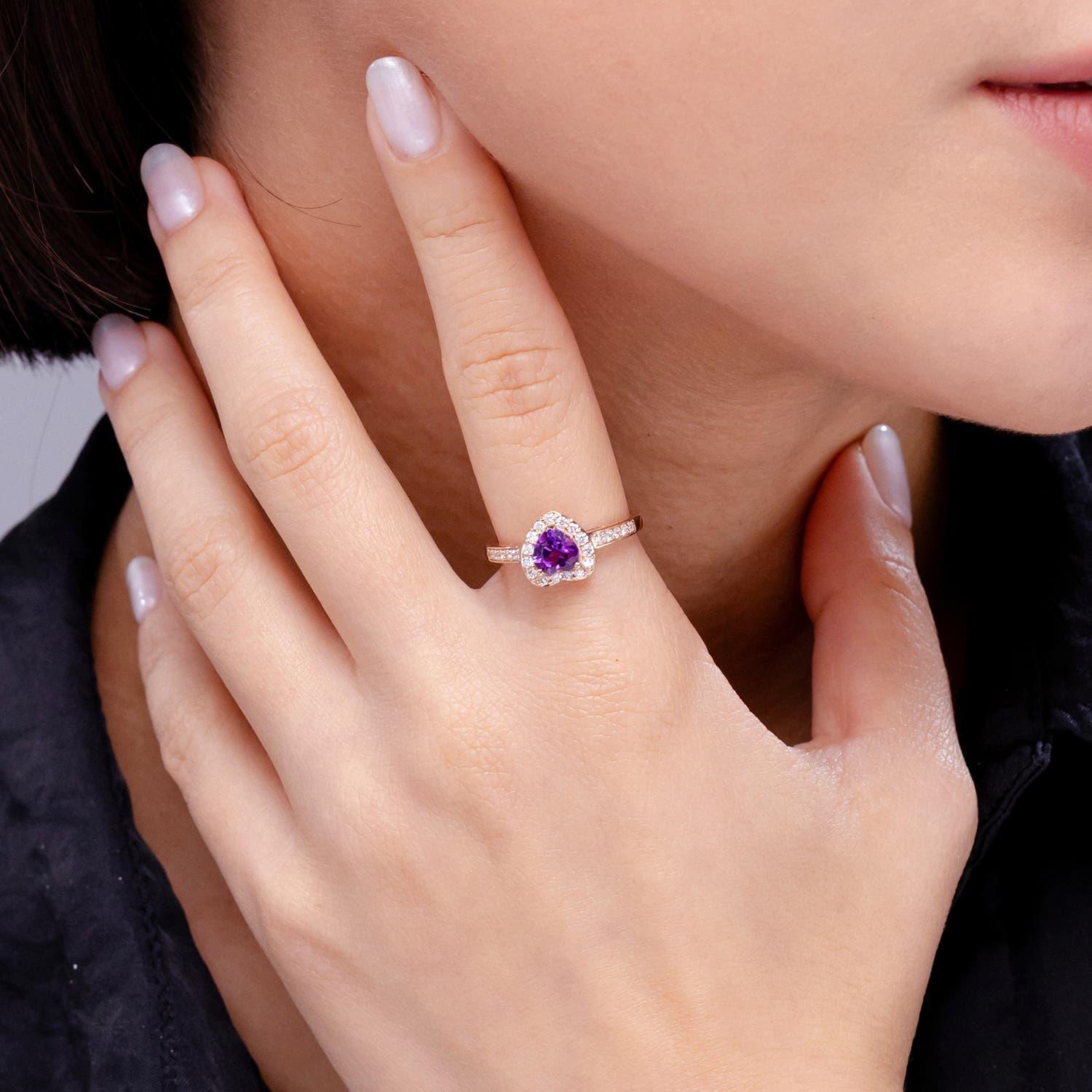 Angara Natürlicher herzförmiger Amethyst Halo-Ring mit Diamant-Akzenten in 14K Gold (Moderne) im Angebot