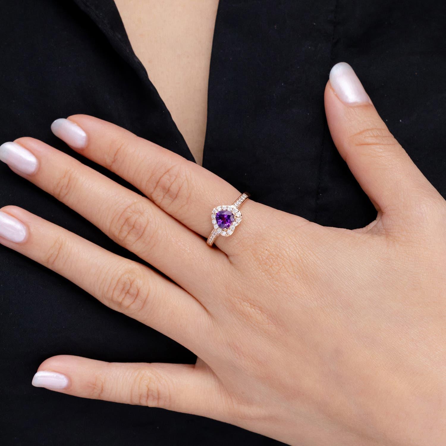 Angara Natürlicher herzförmiger Amethyst Halo-Ring mit Diamant-Akzenten in 14K Gold (Herzschliff) im Angebot