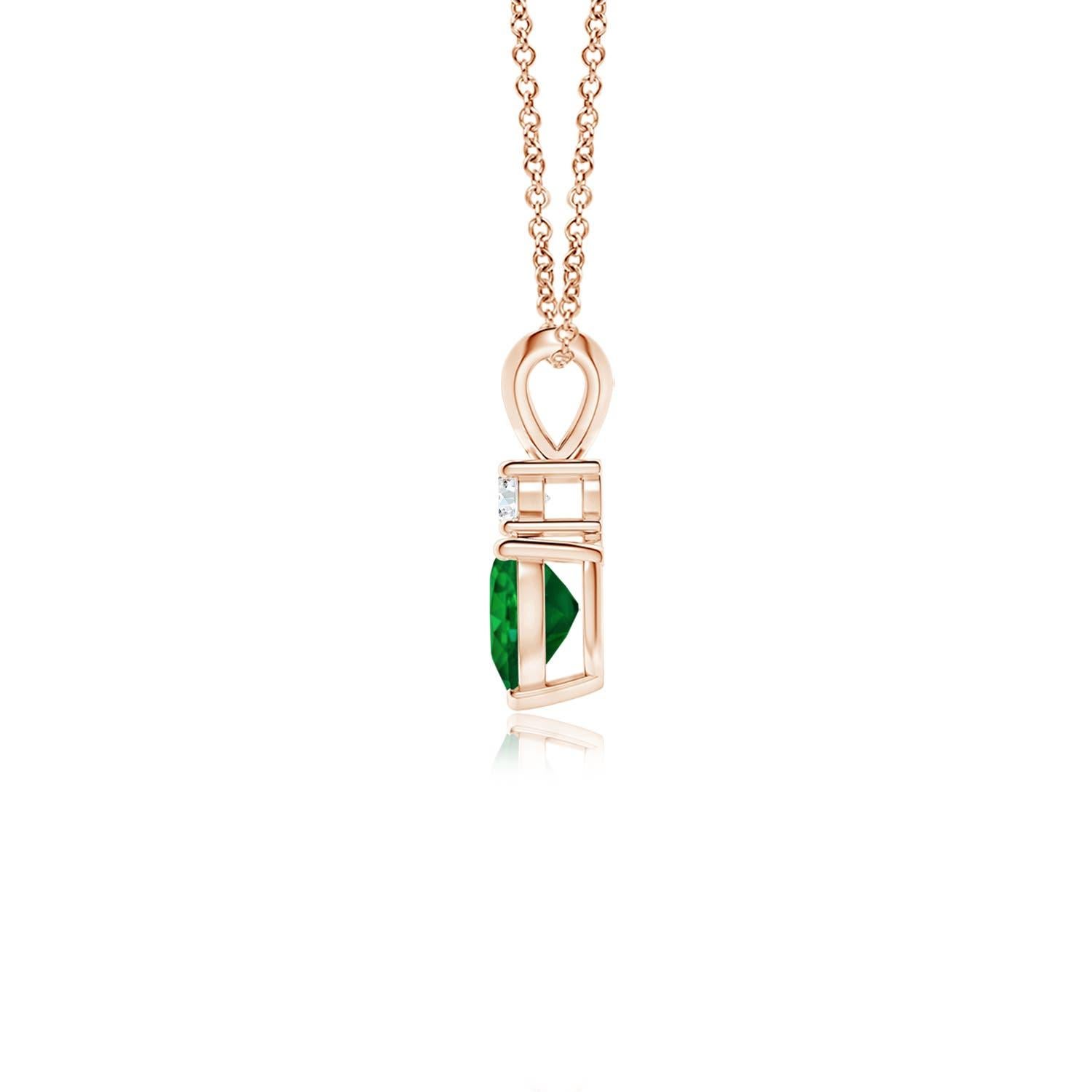 Questo ciondolo a forma di cuore con smeraldo in oro rosa 14k è un bellissimo simbolo d'amore. Il gioiello verde lussureggiante è sormontato da uno scintillante diamante rotondo e collegato a una balla a orecchio di coniglio.
Lo smeraldo è la pietra