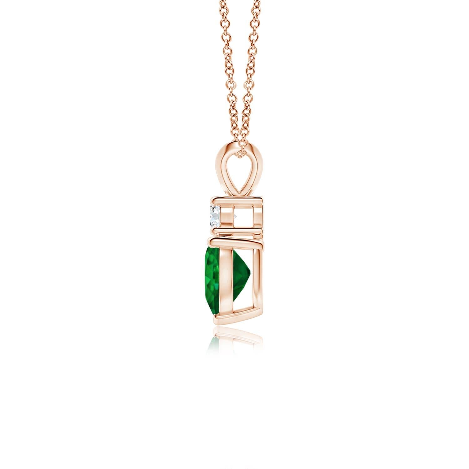 Este colgante de esmeralda con forma de corazón en oro rosa de 14 quilates es un hermoso símbolo de amor. La exuberante gema verde está rematada con un brillante diamante redondo y enlazada a una paca de oreja de conejo.
La esmeralda es la piedra de