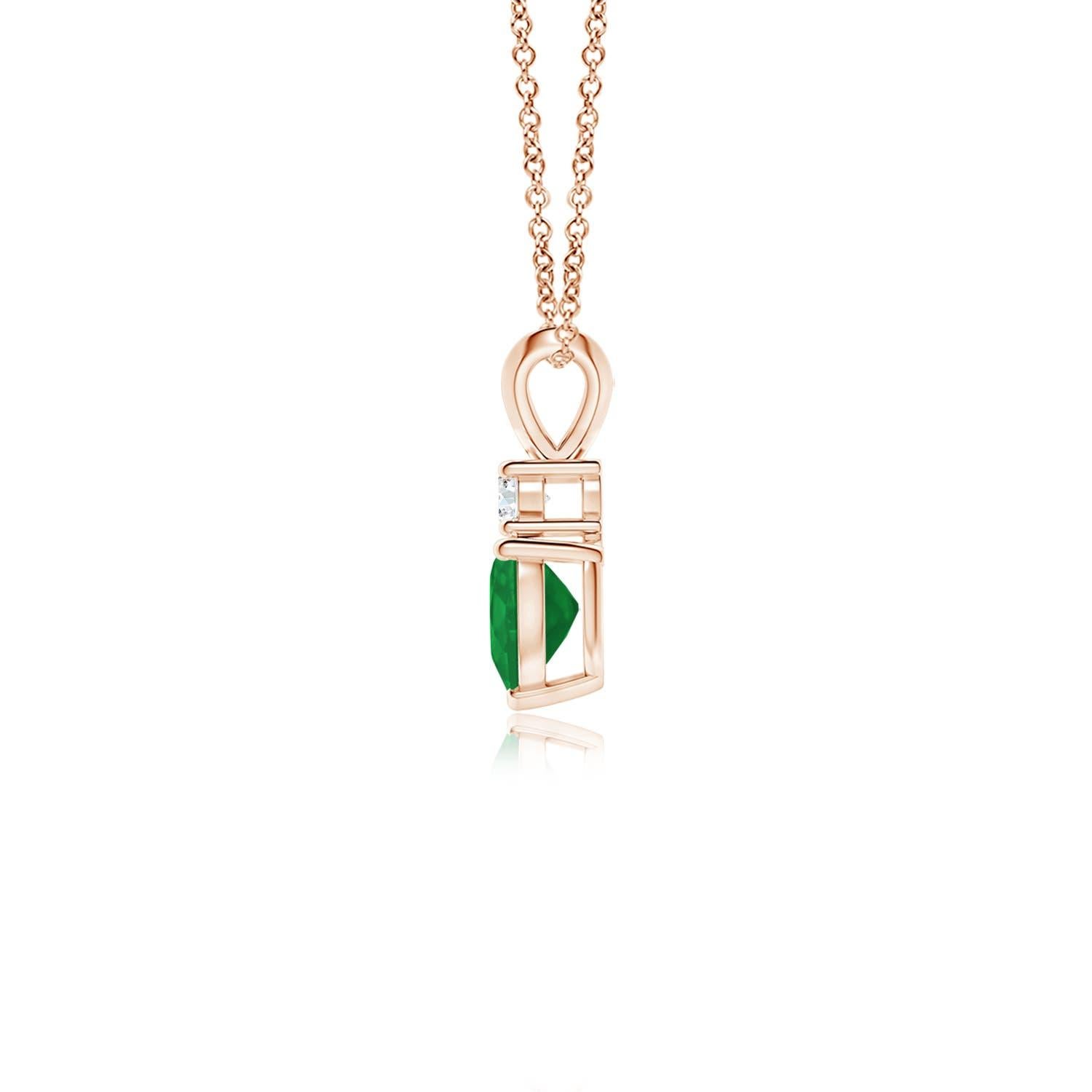 Questo ciondolo a forma di cuore con smeraldo in oro rosa 14k è un bellissimo simbolo d'amore. Il gioiello verde lussureggiante è sormontato da uno scintillante diamante rotondo e collegato a una balla a orecchio di coniglio.
Lo smeraldo è la pietra