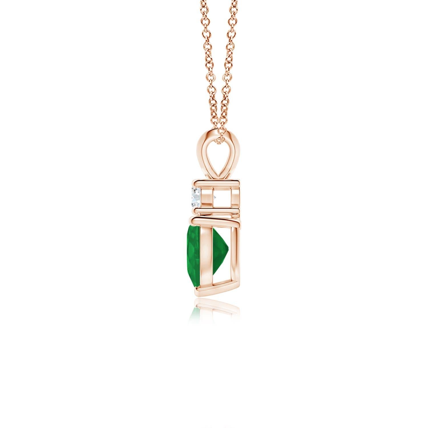 Questo ciondolo a forma di cuore con smeraldo in oro rosa 14k è un bellissimo simbolo d'amore. Il gioiello verde lussureggiante è sormontato da uno scintillante diamante rotondo e collegato a una balla a orecchio di coniglio.
Lo smeraldo è la pietra