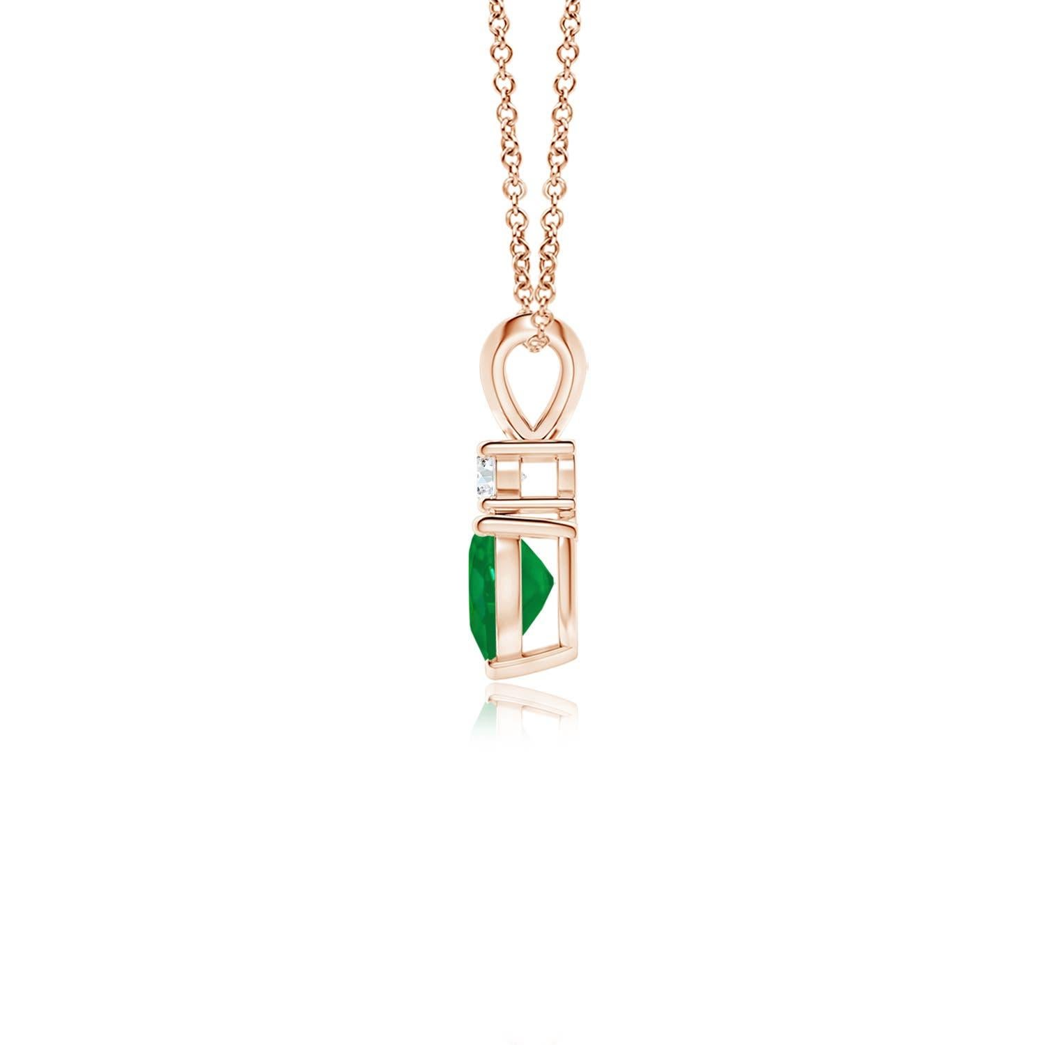 Questo ciondolo a forma di cuore con smeraldo in oro rosa 14k è un bellissimo simbolo d'amore. Il gioiello verde lussureggiante è sormontato da uno scintillante diamante rotondo e collegato a una balla a orecchio di coniglio.
Lo smeraldo è la pietra