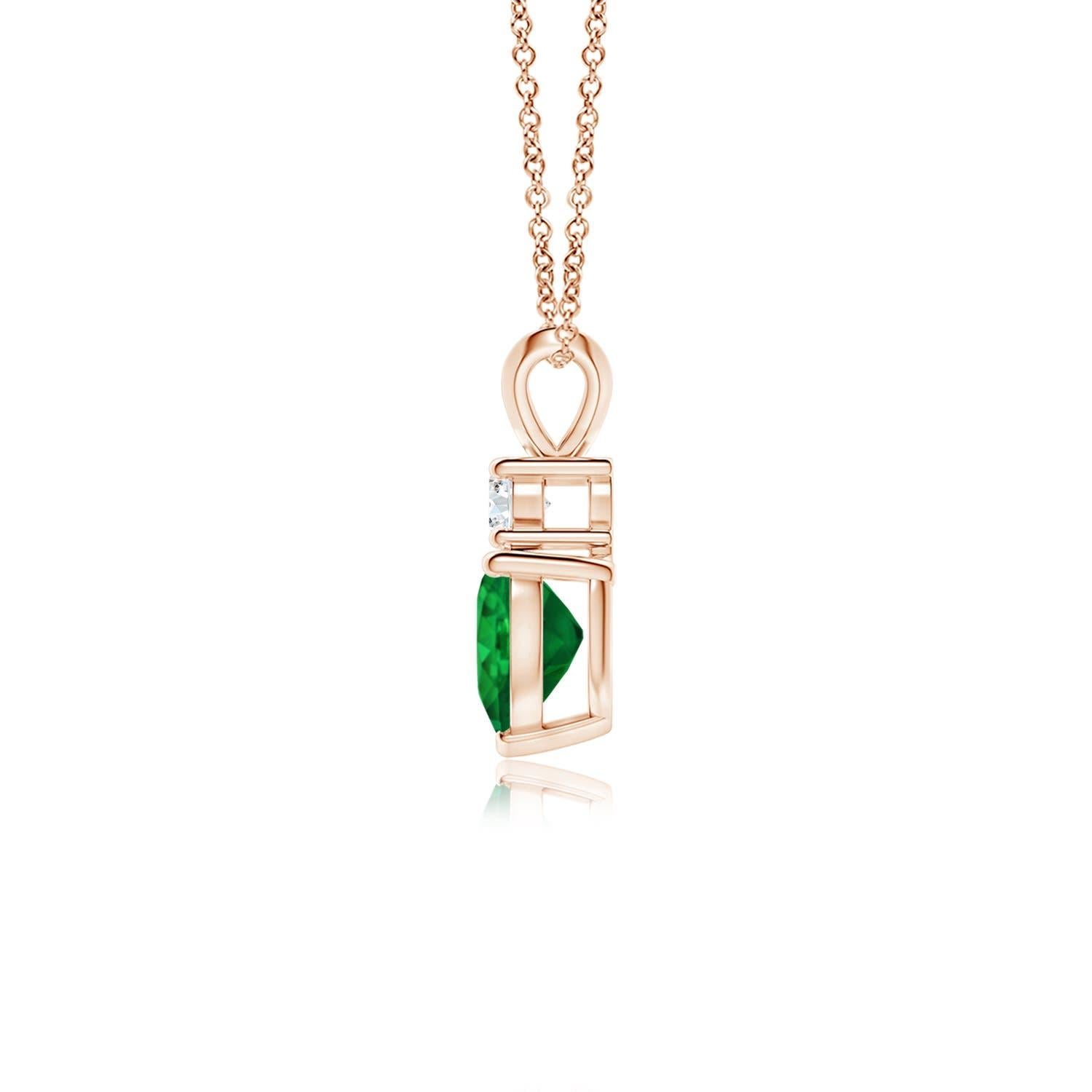 Este colgante de esmeralda con forma de corazón en oro rosa de 14 quilates es un hermoso símbolo de amor. La exuberante gema verde está rematada con un brillante diamante redondo y enlazada a una paca de oreja de conejo.
La esmeralda es la piedra de
