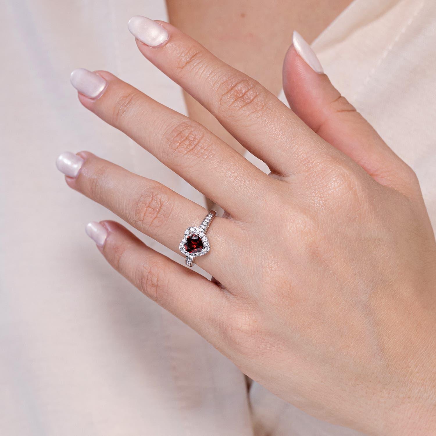 Angara Anillo Halo de Granate Natural en Forma de Corazón con Detalles de Diamante en Oro de 14K Corte de corazón en venta