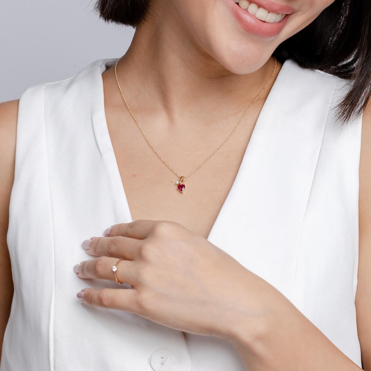 Moderne ANGARA Pendentif en or jaune avec rubis naturel en forme de cœur de 0,80 carat et diamants en vente