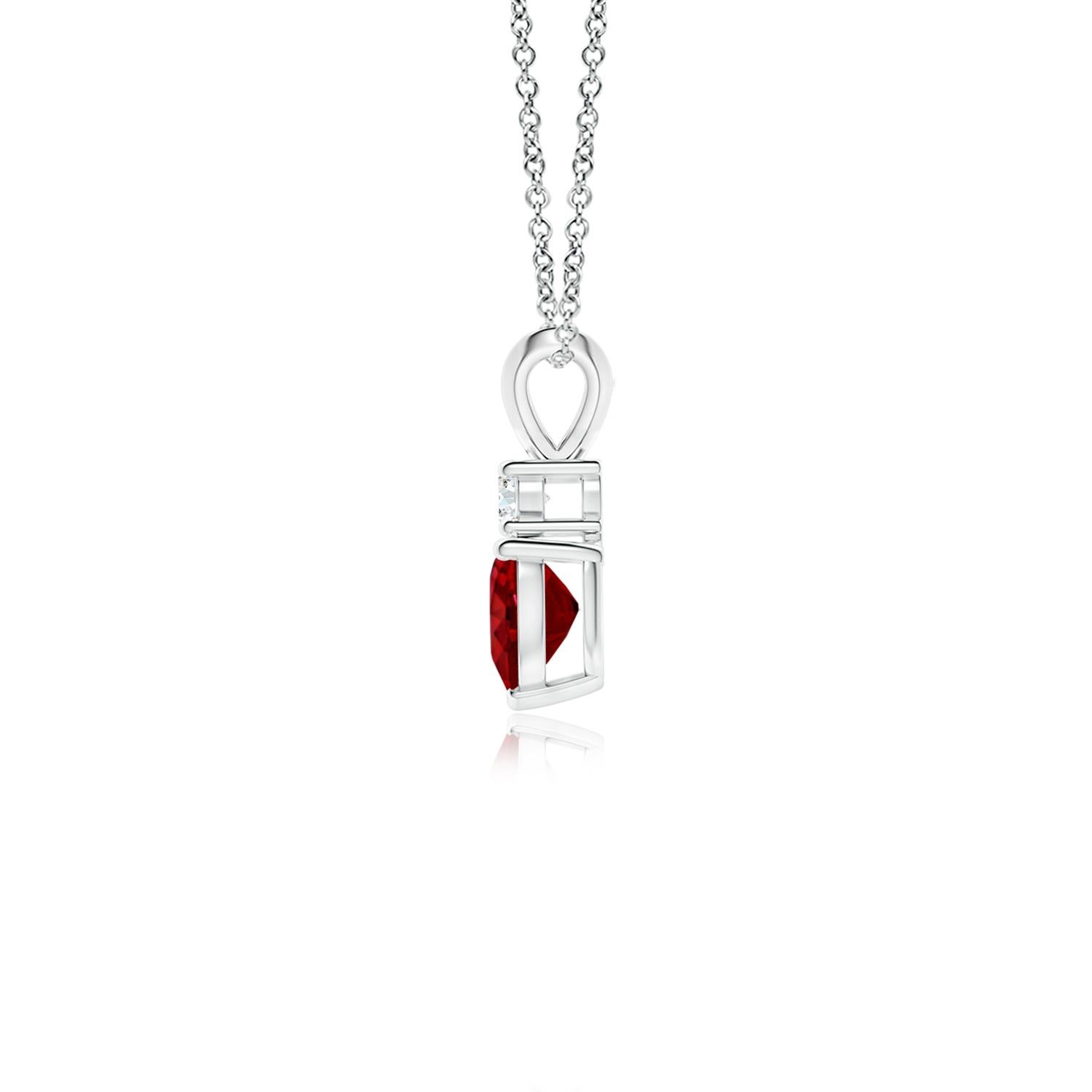 Dieser herzförmige Rubin-Anhänger aus Platin ist ein schönes Symbol der Liebe. Der kühne rote Edelstein wird von einem glitzernden runden Diamanten gekrönt und ist mit einem Kaninchenohrbündel verbunden.
Der Rubin ist der Geburtsstein des Monats