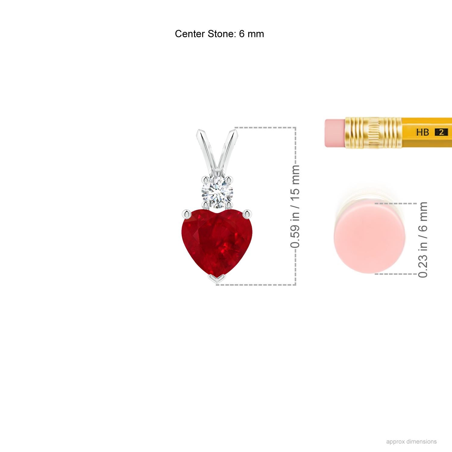 Dieser herzförmige Rubin-Anhänger aus Platin ist ein schönes Symbol der Liebe. Der kühne rote Edelstein wird von einem glitzernden runden Diamanten gekrönt und ist mit einem Kaninchenohrbündel verbunden.
Der Rubin ist der Geburtsstein des Monats