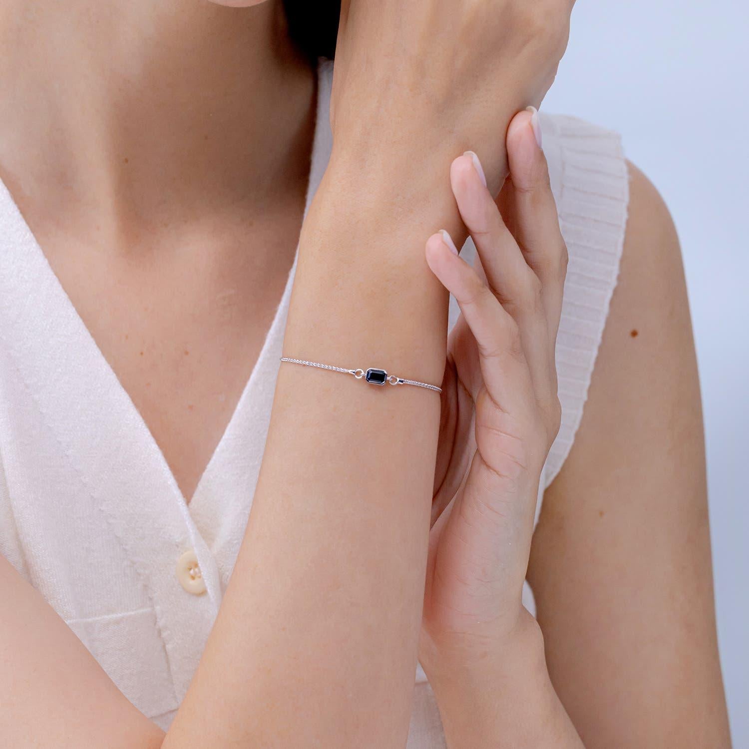 Angara Pulsera Bolo de Zafiro Natural talla Esmeralda Engastado Horizontalmente en Oro de 14K Moderno en venta