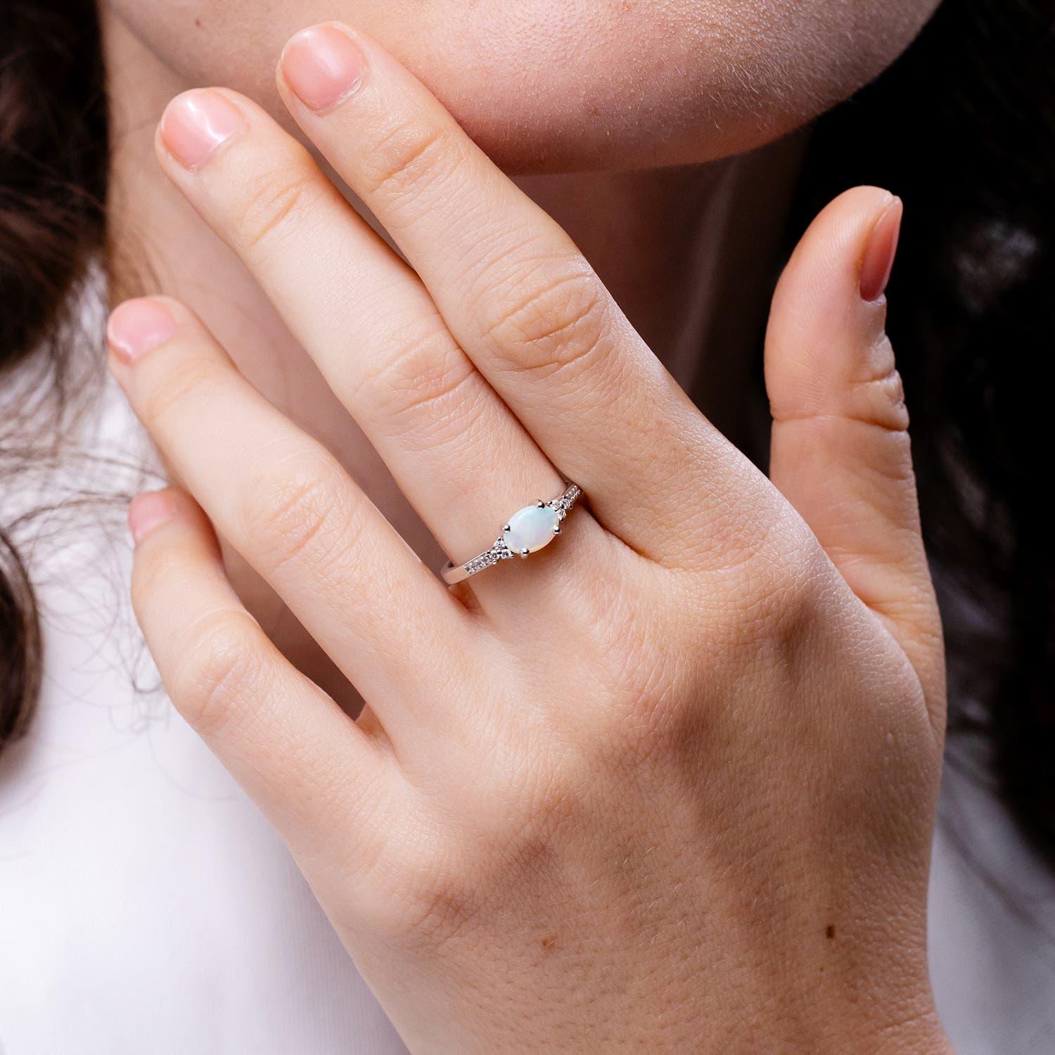 Taglio ovale Anello Angara con Opale ovale naturale incastonato orizzontalmente e diamanti in oro massiccio 14K in vendita