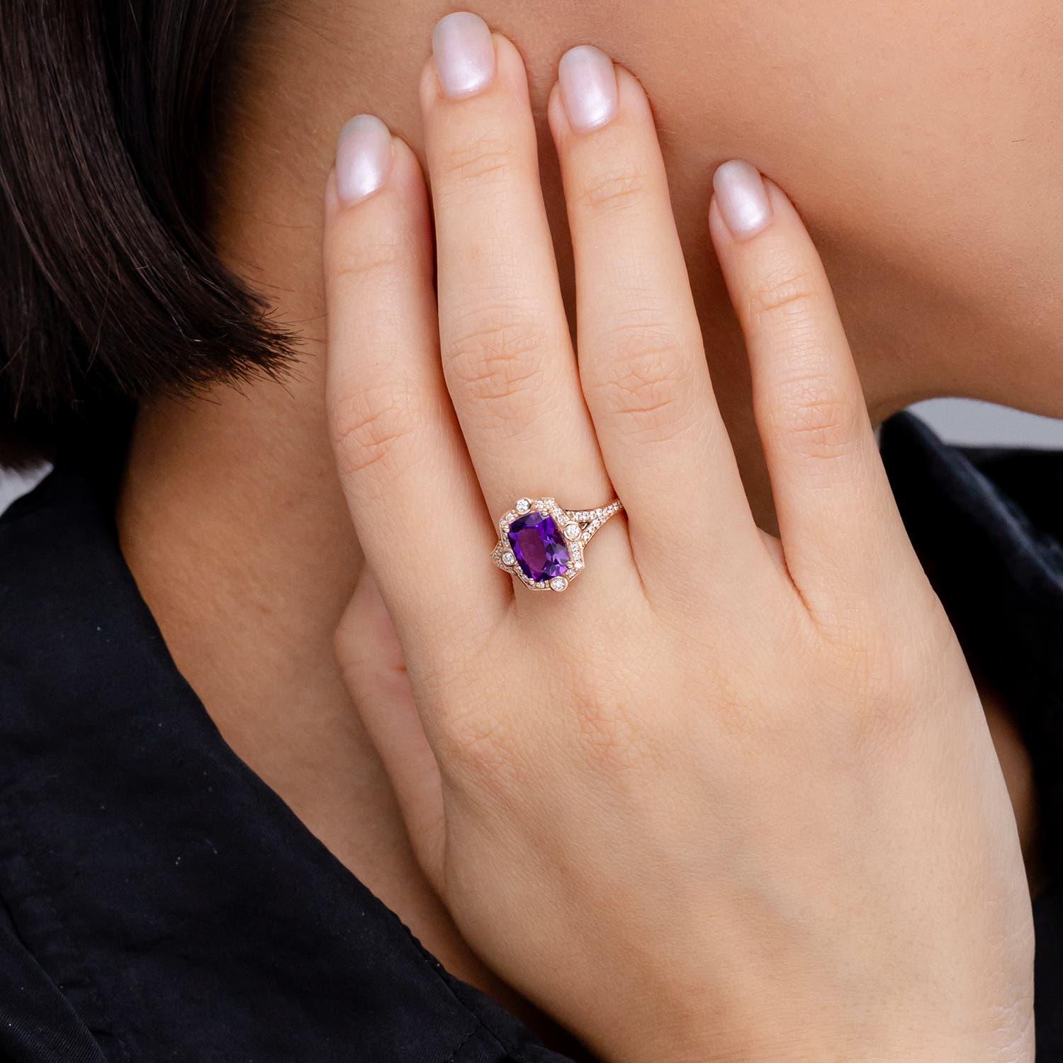 Moderne Bague d'améthyste coussin de 2ct d'inspiration Nature avec halo de diamants en or 14K en vente