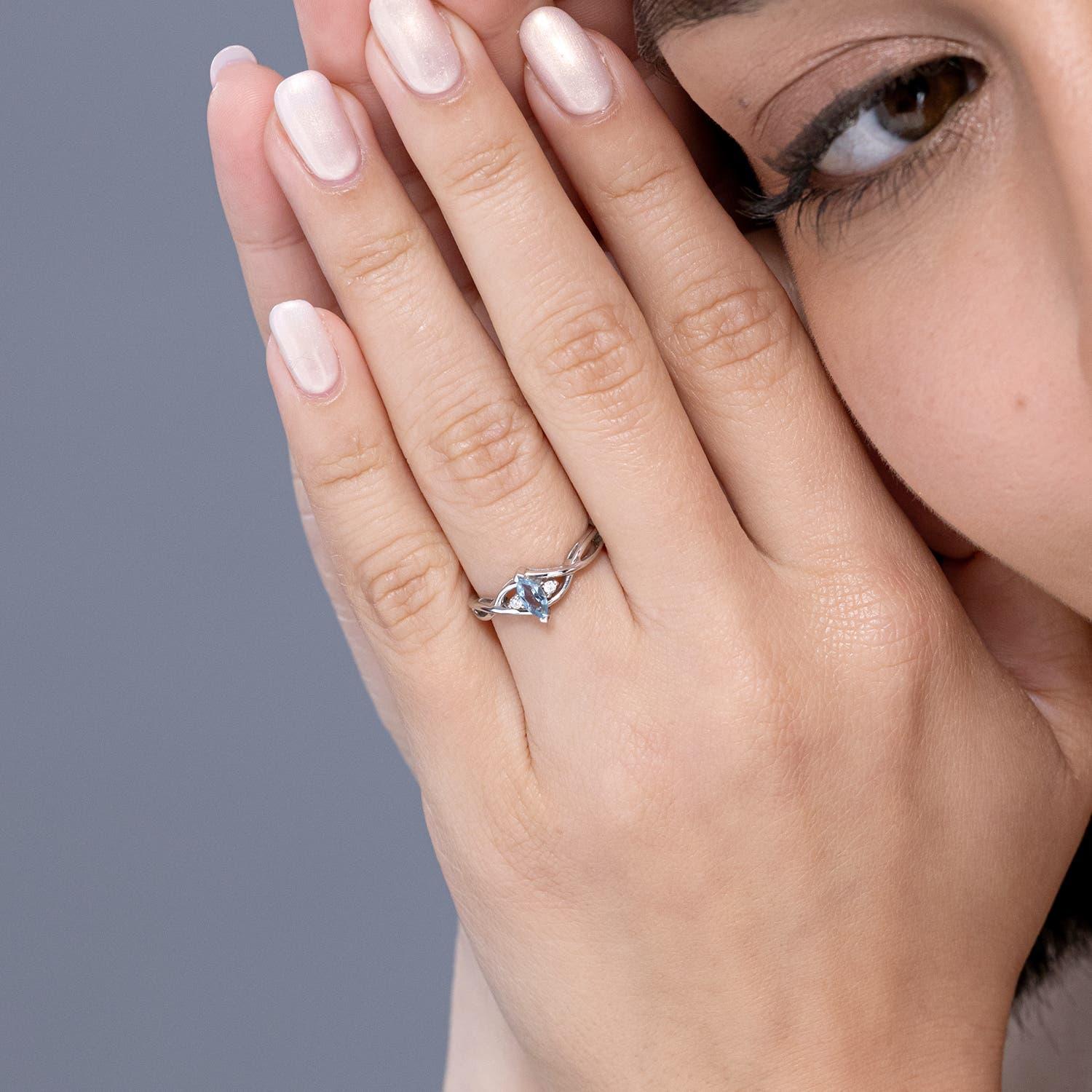 Angara natürlichen Marquise Aquamarin Solitär-Ring mit Diamant in 14K massivem Gold (Moderne) im Angebot