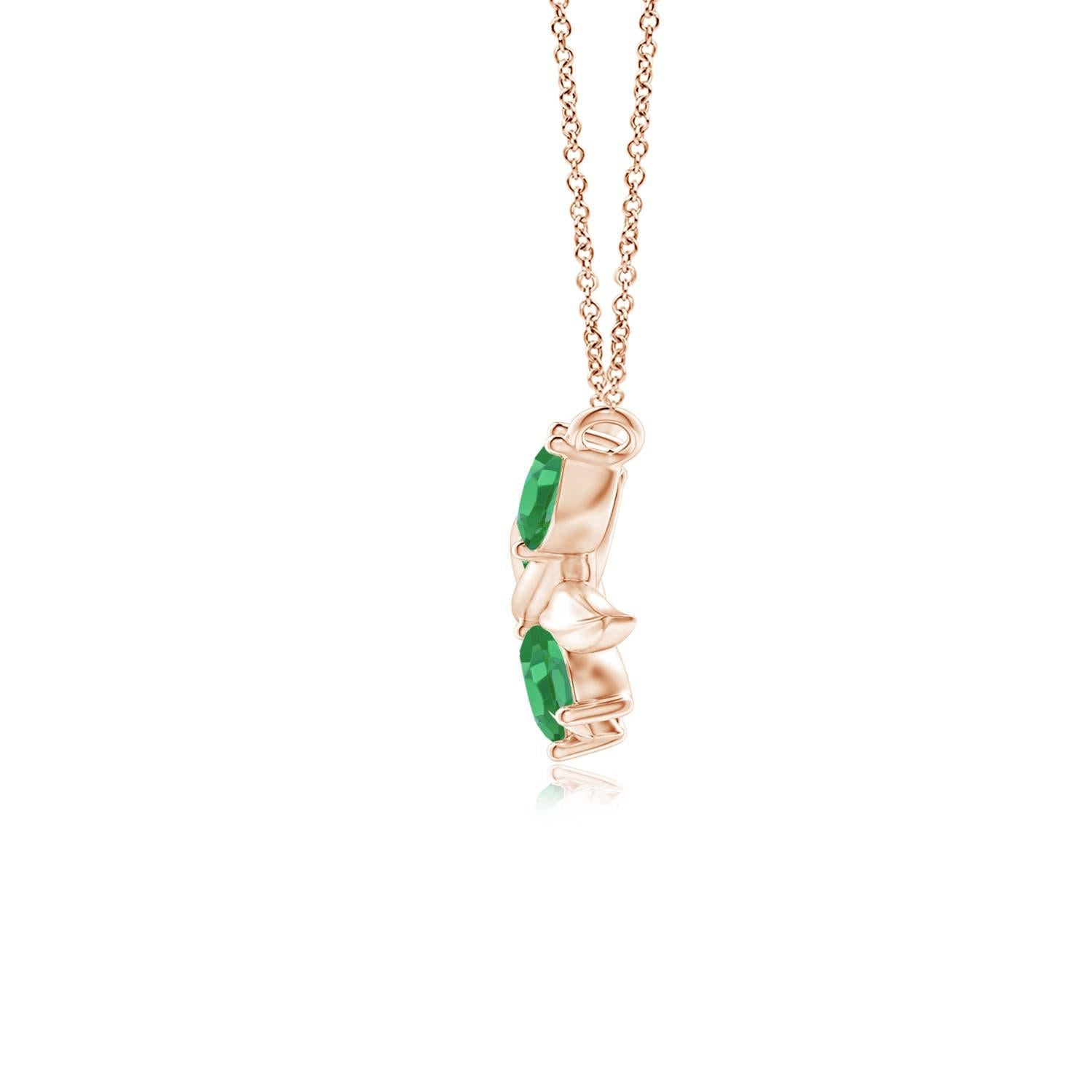 Simbolo classico di pace e vittoria, questo ciondolo a forma di ramo d'ulivo è etereo. Presenta smeraldi marquise incastonati che attirano l'attenzione con la loro splendida tonalità verde. Inoltre, i motivi a foglia delicatamente intagliati