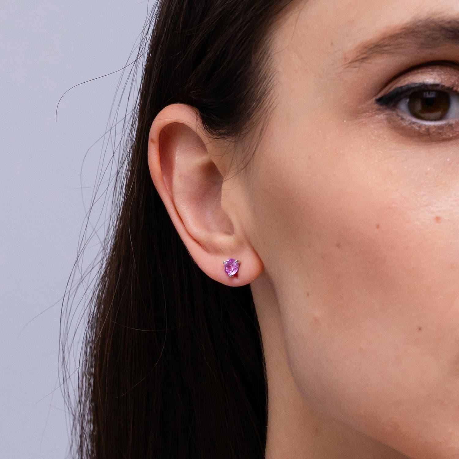 Taille ronde Angara - Boucles d'oreilles en or 14 carats, saphir rose rond de 1,2 ct, serti Martini Nature en vente