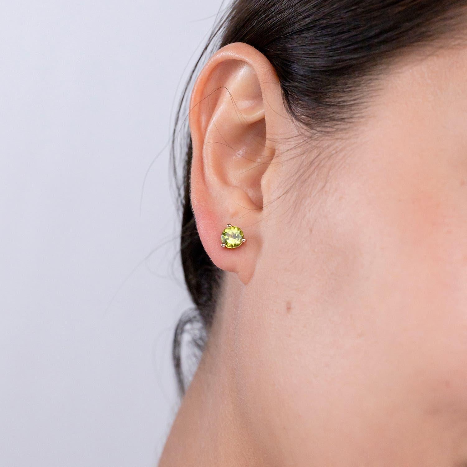 Angara natürlichen Martini-Set Runde 1,9 ct Peridot Ohrstecker in 14K massivem Gold (Moderne) im Angebot