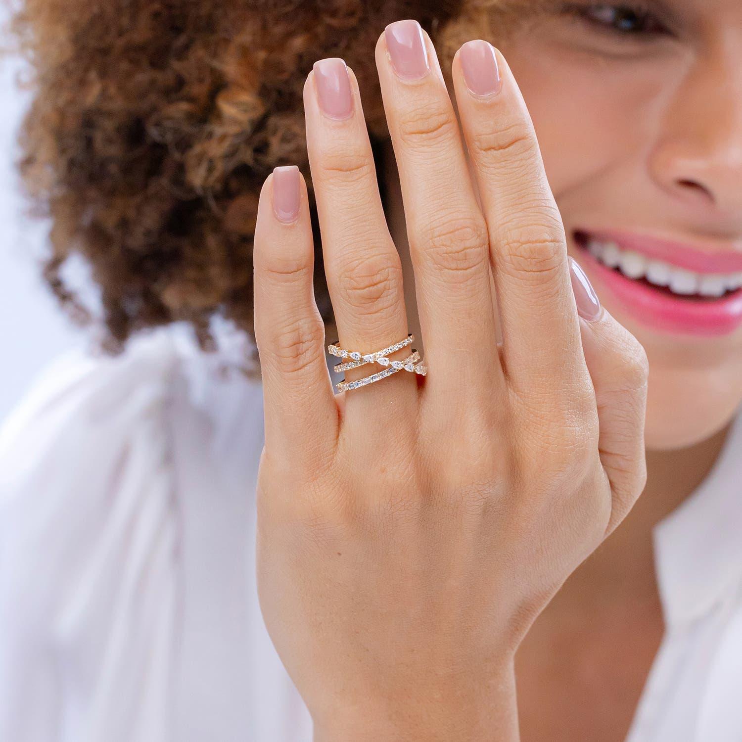 Angara natürlichen Multi-Shape Diamond Crossover Ring in 14K massivem Gold für Frauen (Moderne) im Angebot
