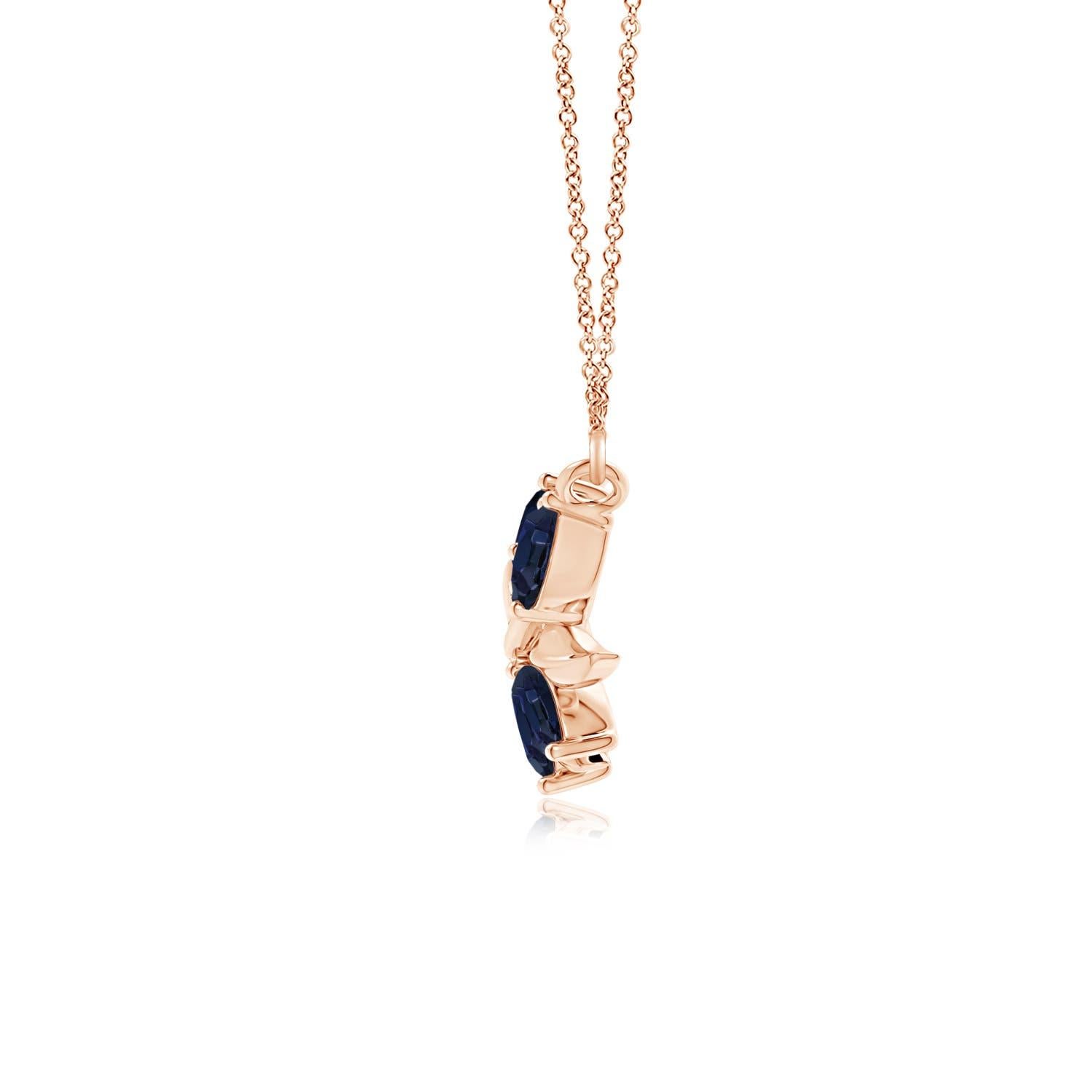 Elegantemente disegnata a forma di ramo d'ulivo con zaffiri a forma di marquise e pera incastonati e motivi di foglie lucide, questa collana è un'ode alla bellezza della natura. La disposizione alternata delle incantevoli gemme blu e delle foglie