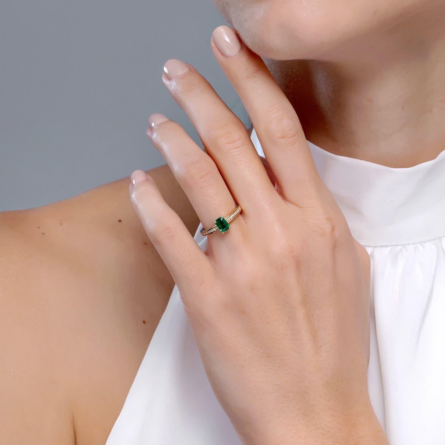 Moderne Bague cocktail en or massif 14K avec émeraude octogonale naturelle Angara et diamants en vente