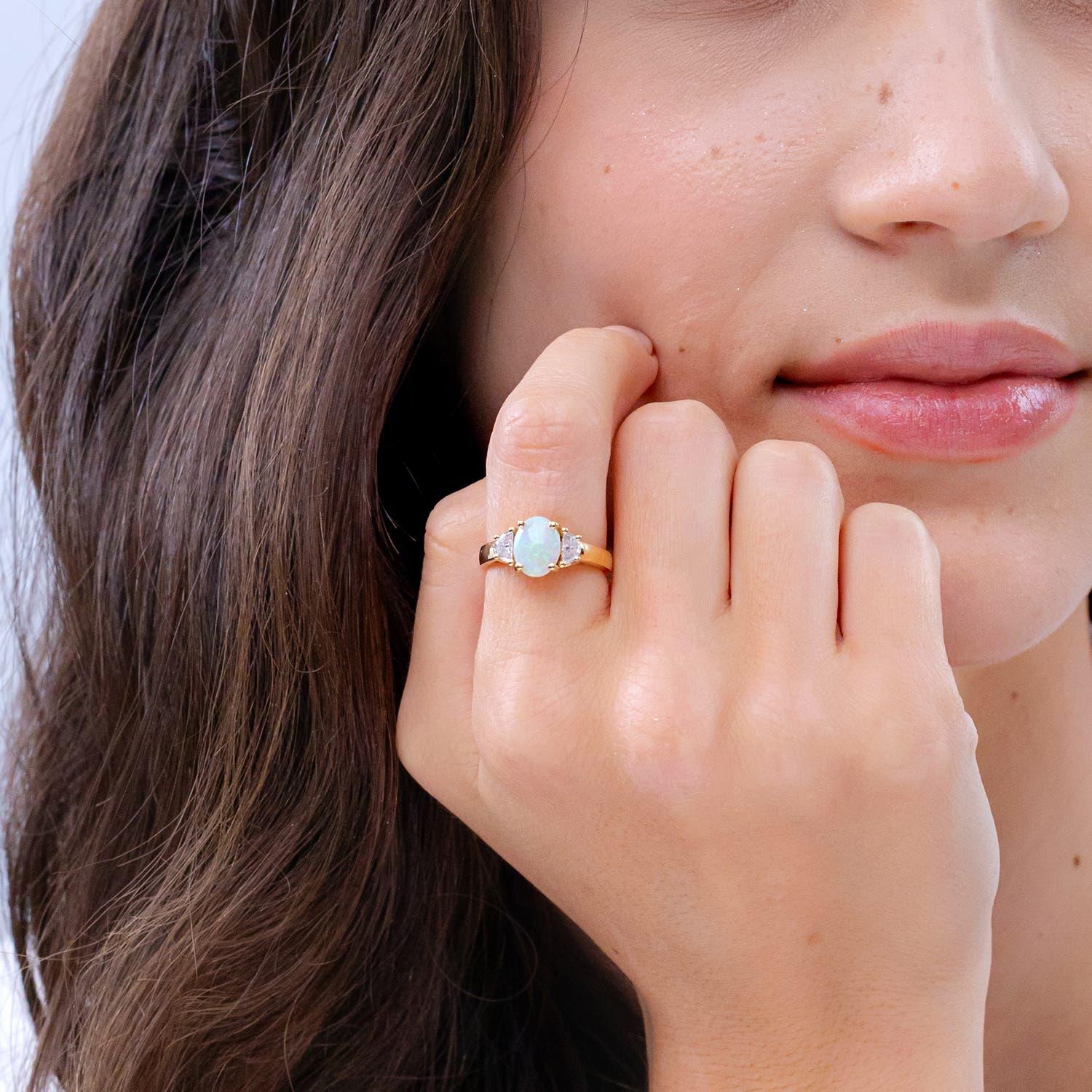 Anillo Angara de Ópalo Ovalado Natural de 1,1 ct y Diamante Media Luna en Oro Macizo de 14K Moderno en venta
