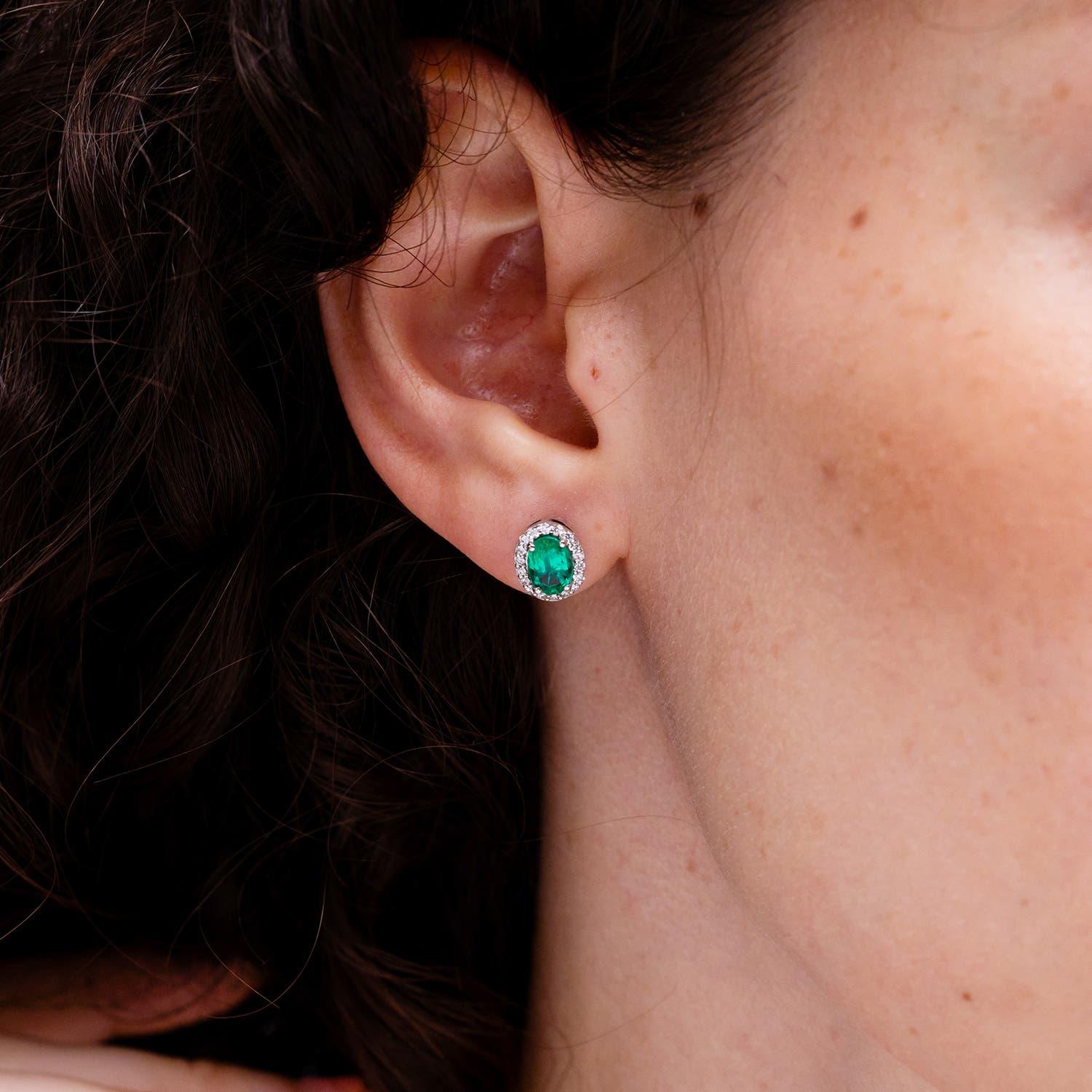 Moderne Angara - Boucles d'oreilles émeraude ovale naturelle de 1,32 ct avec halo de diamants en or 14K en vente