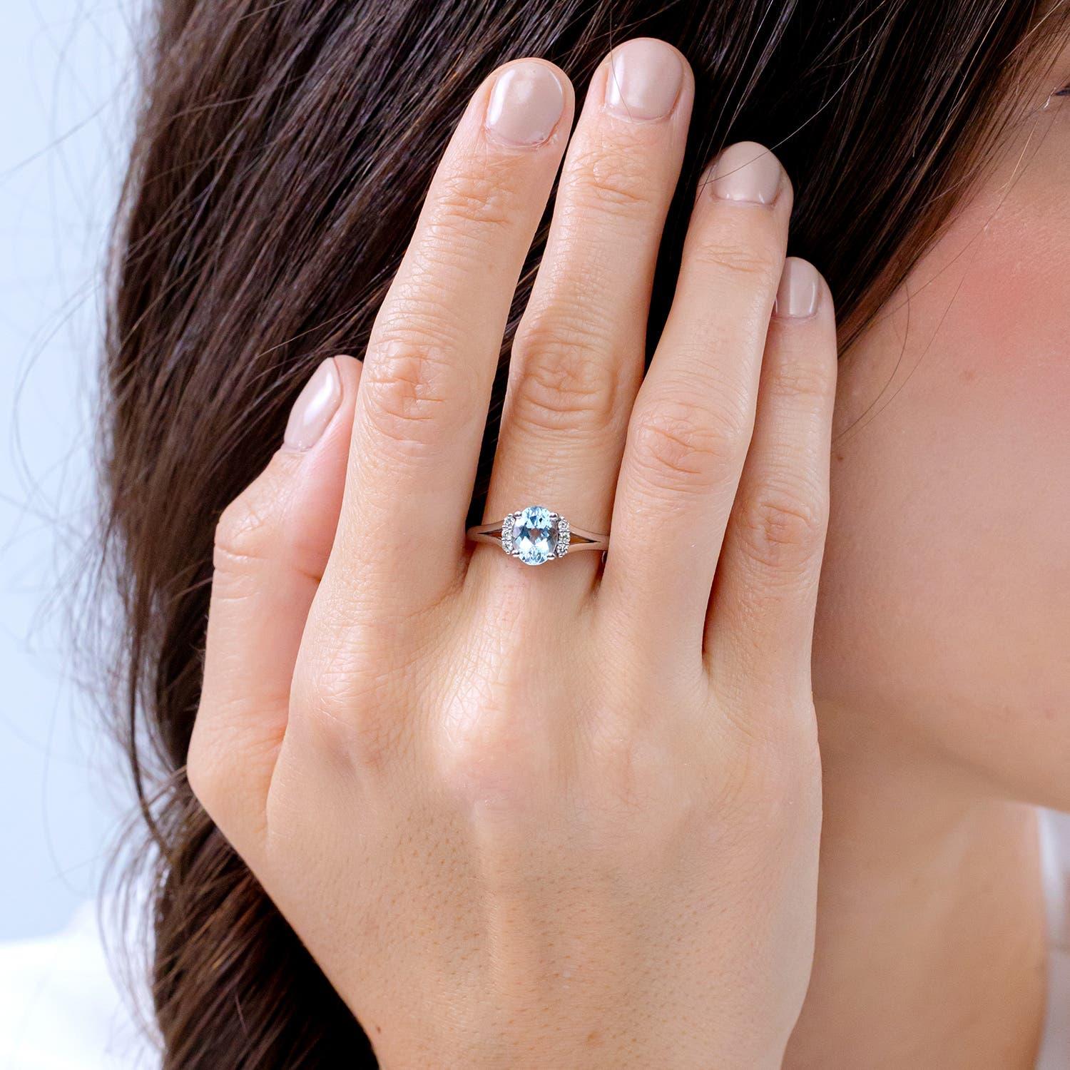 Angara natürlichen ovalen 1,5 ct Aquamarin mit Diamant-Ring in 14K massivem Gold (Moderne) im Angebot