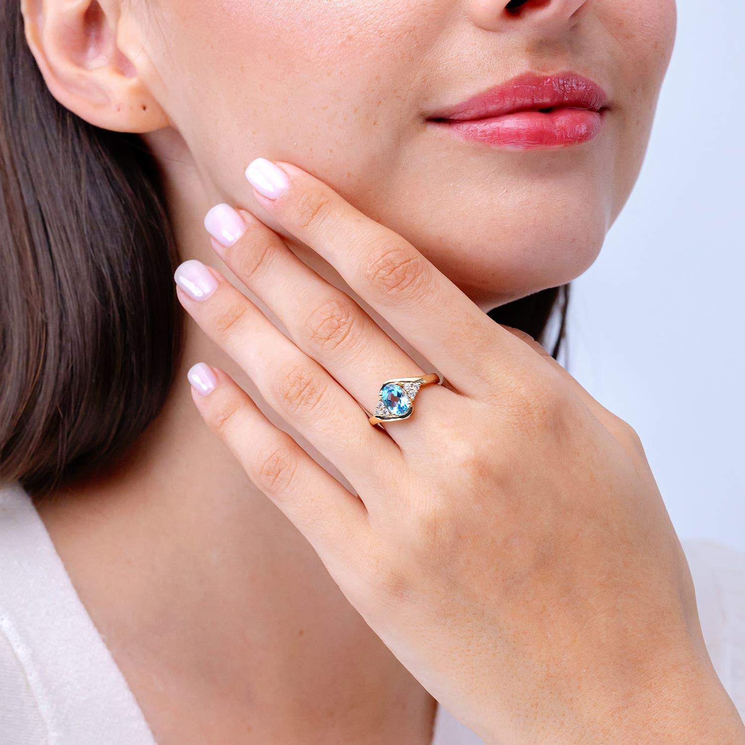 Angara natürlichen ovalen 1,5 ct Schweizer Blau Topas Ring mit Diamant in 14K massivem Gold (Moderne) im Angebot