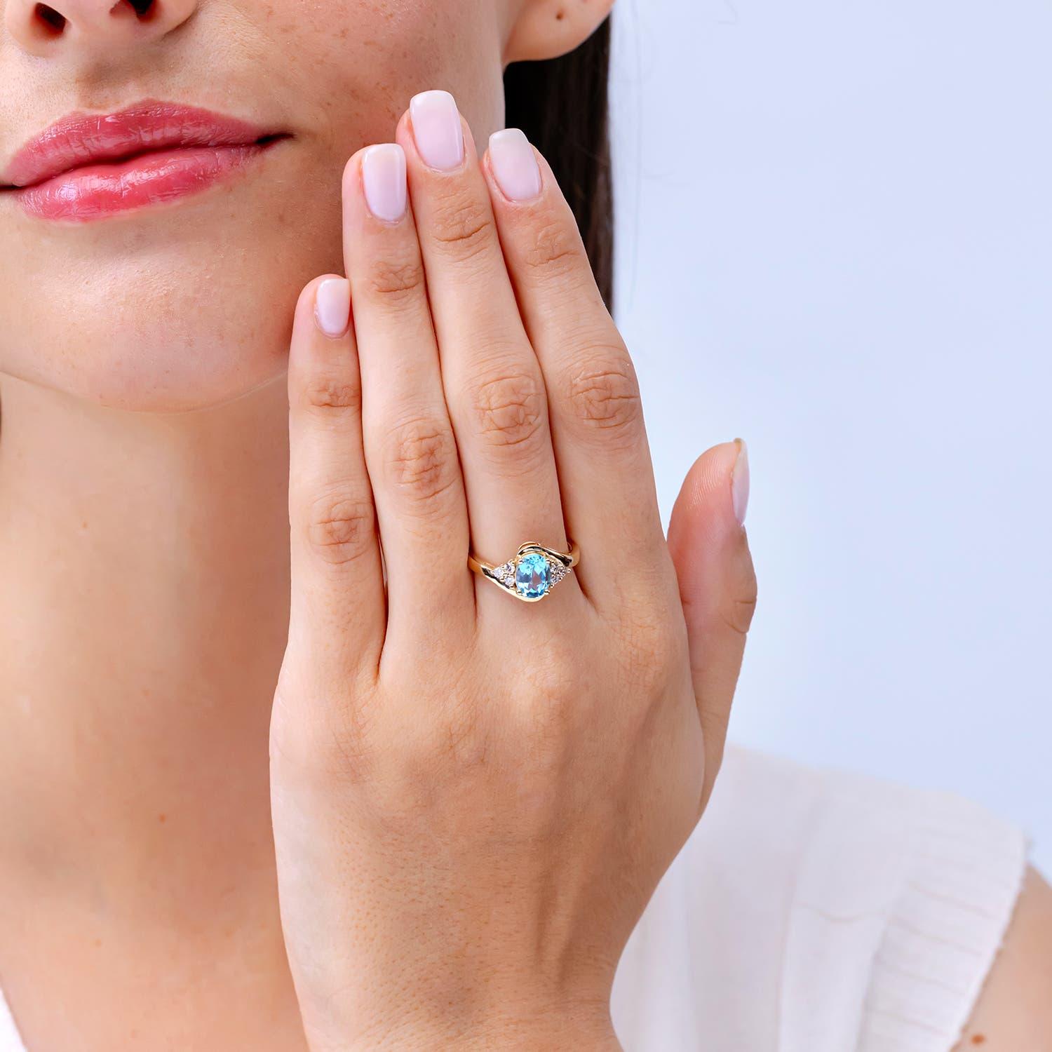Angara natürlichen ovalen 1,5 ct Schweizer Blau Topas Ring mit Diamant in 14K massivem Gold (Ovalschliff) im Angebot