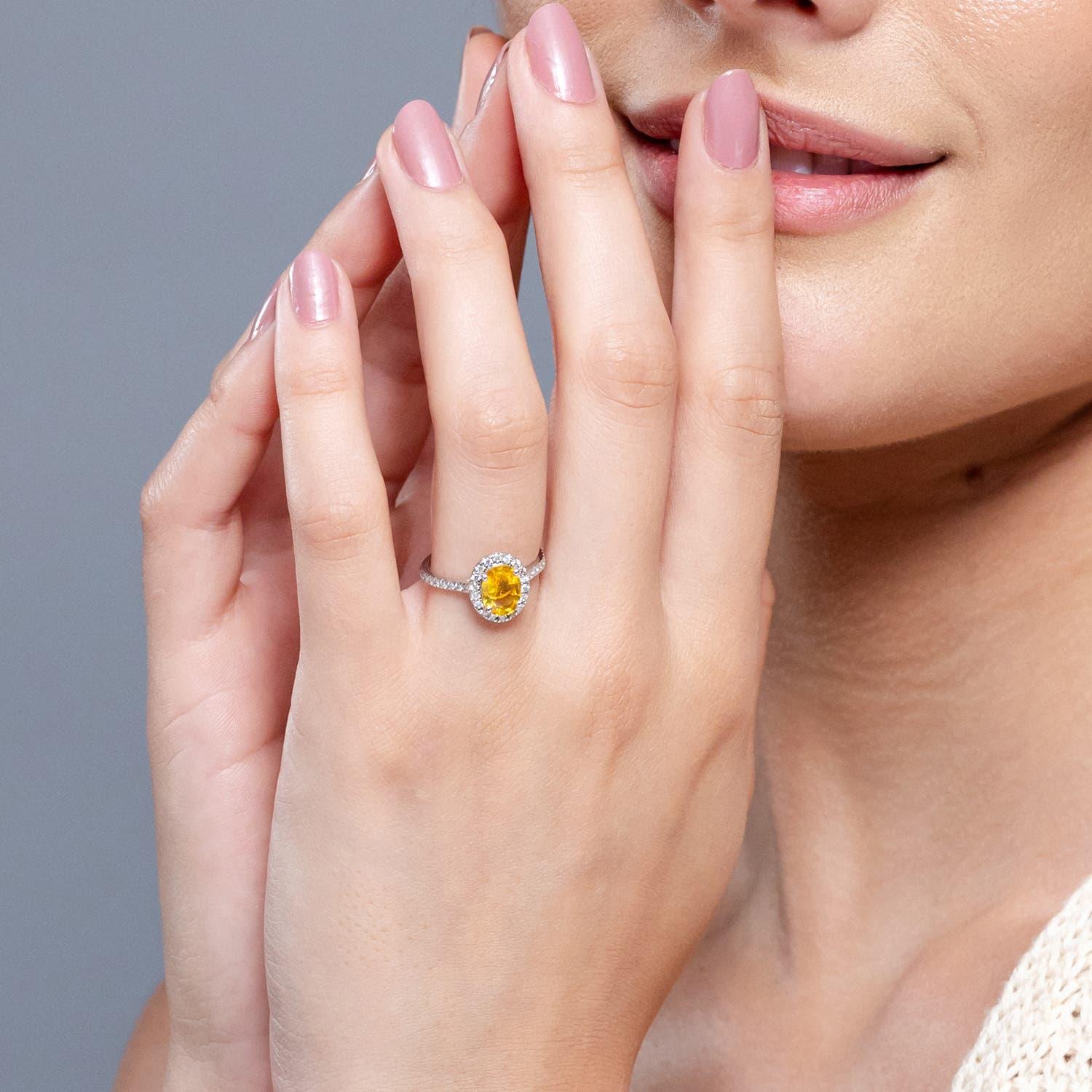 Taille ovale Bague de halo en saphir jaune ovale de 1,5 ct avec diamants en or 14K de la marque Angara en vente