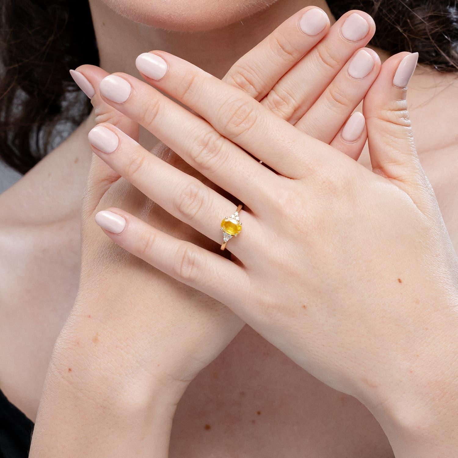 Moderne Angara Bague saphir jaune ovale naturel 1,5 ct diamant en or massif 14K en vente