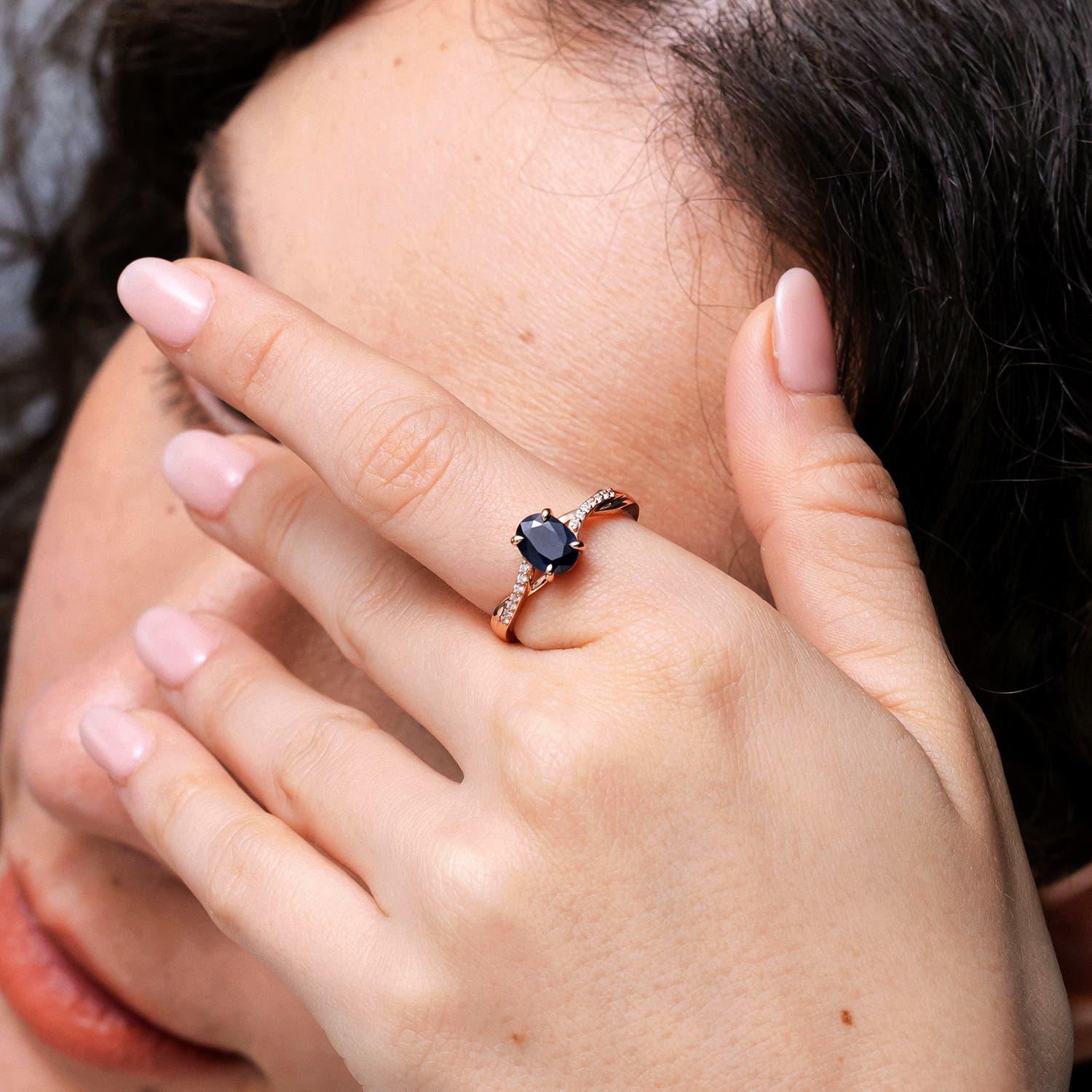 Angara natürlichen ovalen 1,55 ct blauer Saphir Ring mit Diamant in 14K massivem Gold (Moderne) im Angebot