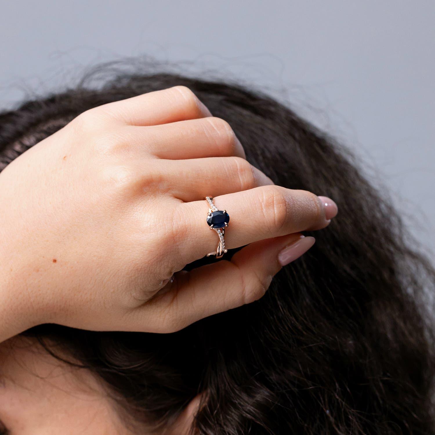 Angara natürlichen ovalen 1,55 ct blauer Saphir Ring mit Diamant in 14K massivem Gold (Ovalschliff) im Angebot