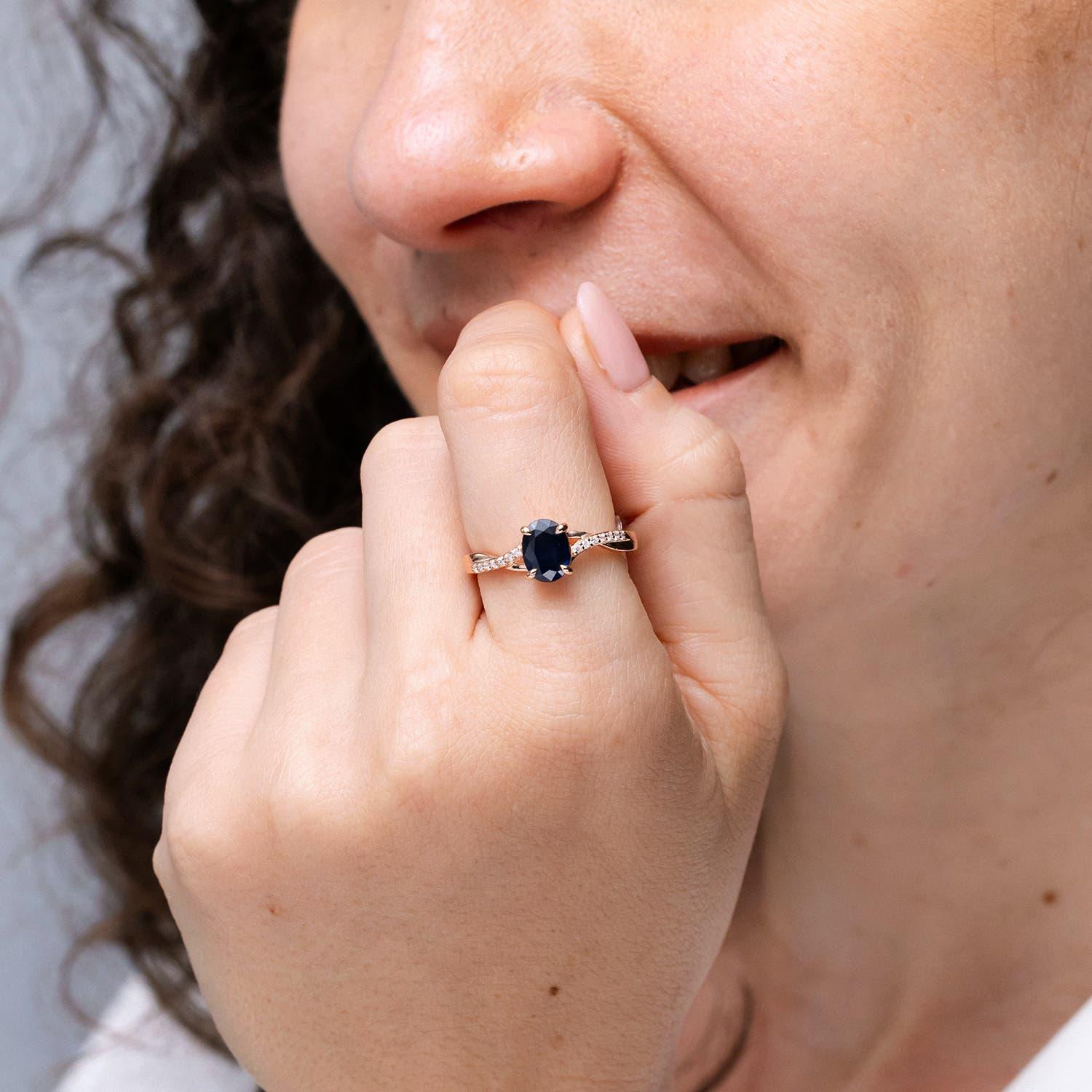Angara natürlichen ovalen 1,55 ct blauer Saphir Ring mit Diamant in 14K massivem Gold im Zustand „Neu“ im Angebot in Los Angeles, CA